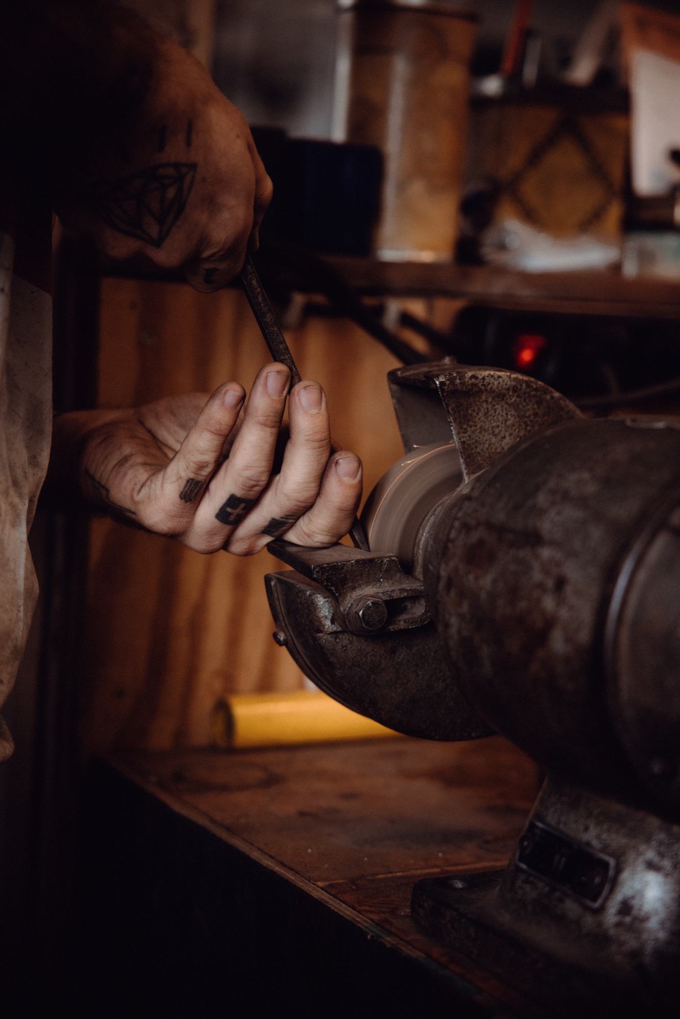 IconicBikes Berlin – Handwerk und Schleifbock Hand-Detail