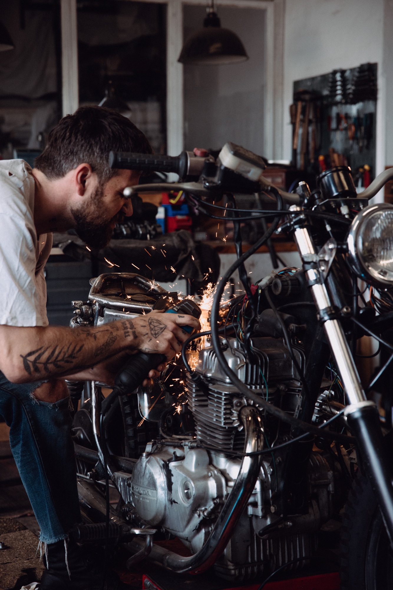 IconicBikes Berlin – Metallbau, Flexen und Funkenflug Nahaufnahme