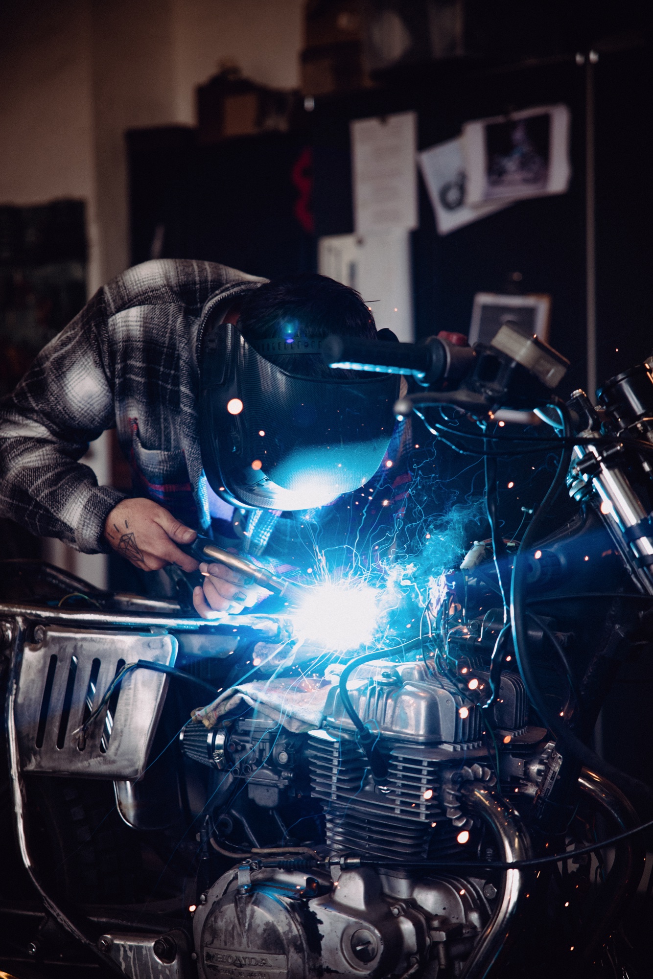 IconicBikes Berlin – Schweißarbeiten mit Helm frontal am Custom Bike