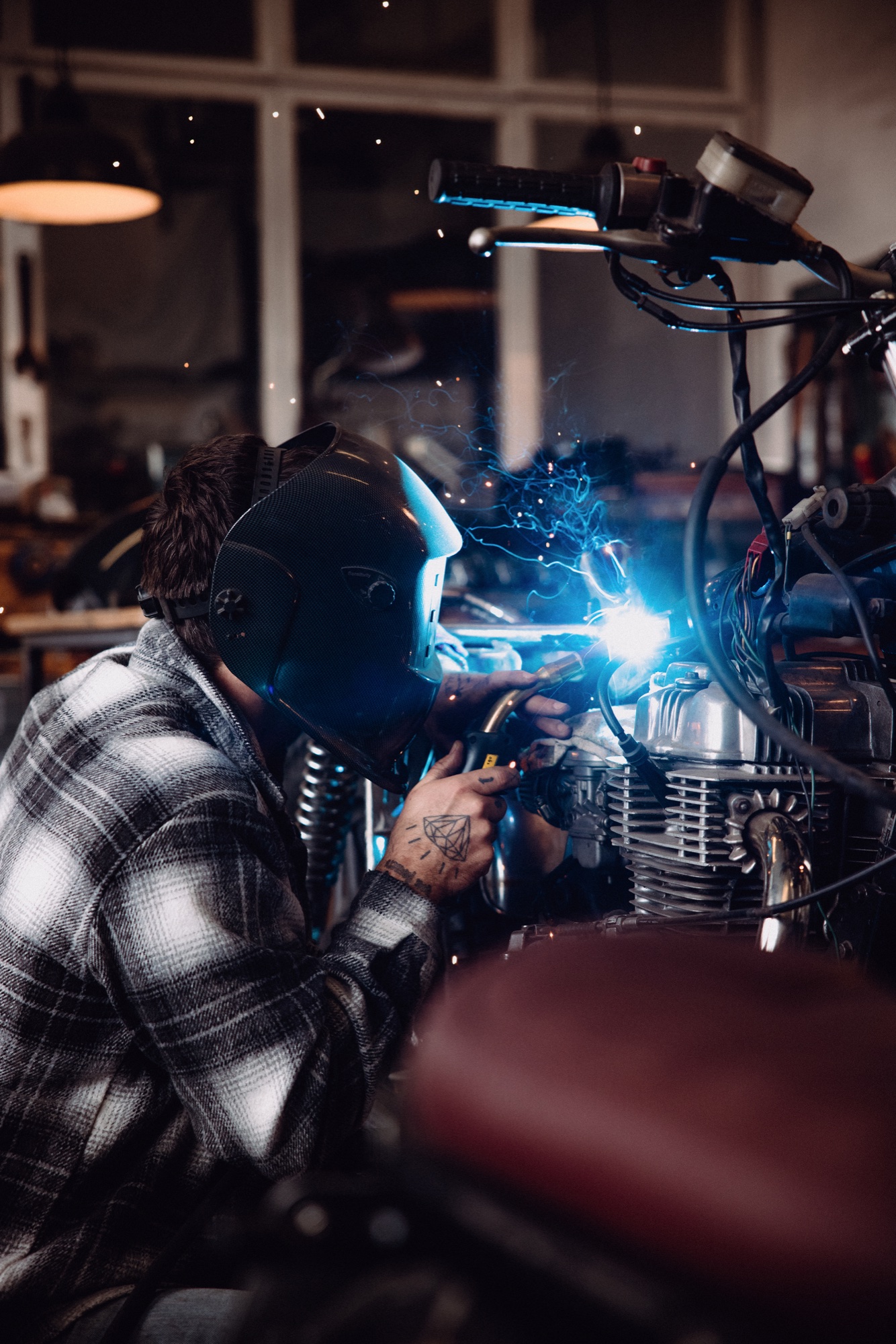 IconicBikes Berlin – Schweißen im Profil und Werkstatt-Atmosphäre