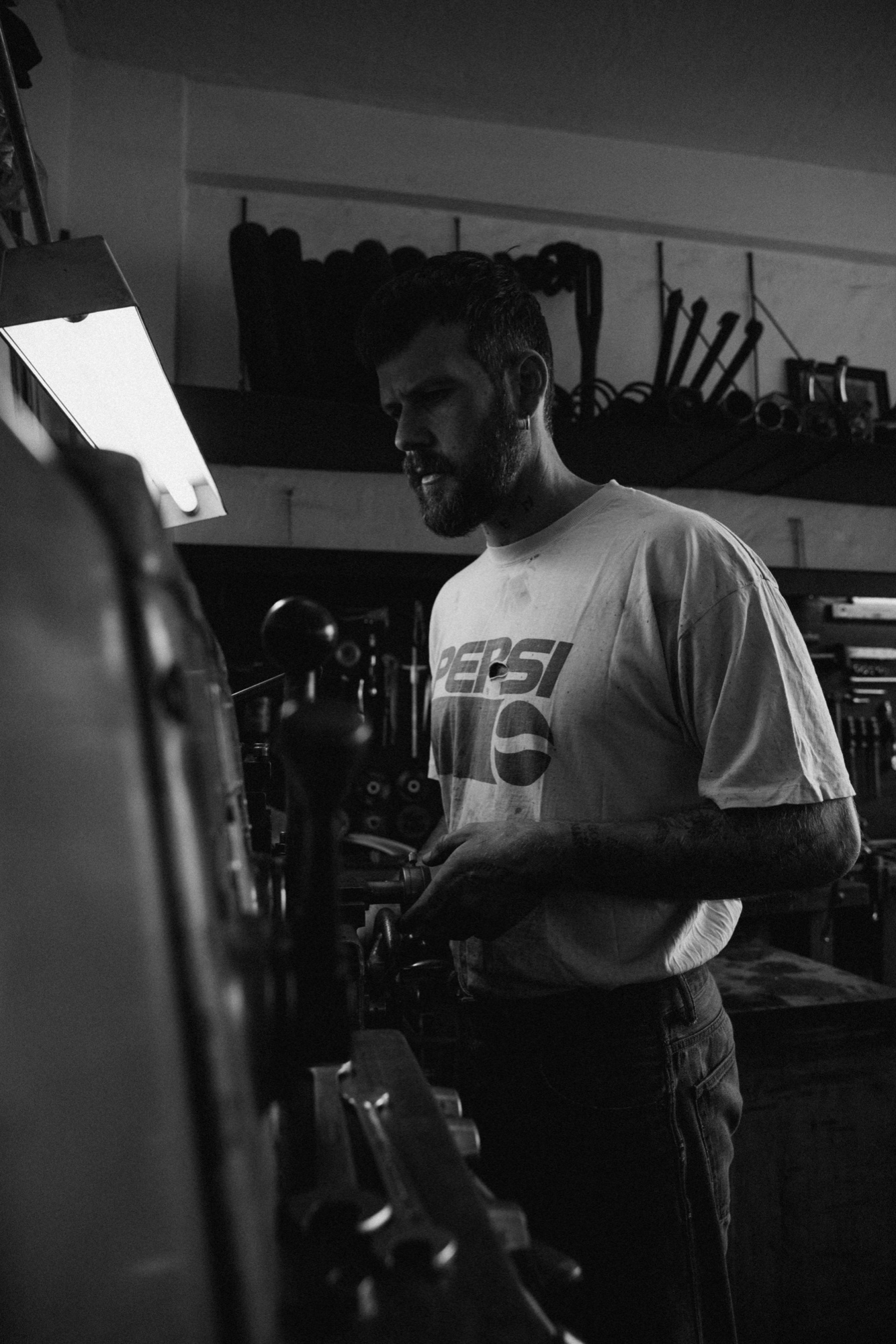 IconicBikes Berlin – Werkstatt-Reportage und Handwerker-Porträt an der Drehbank