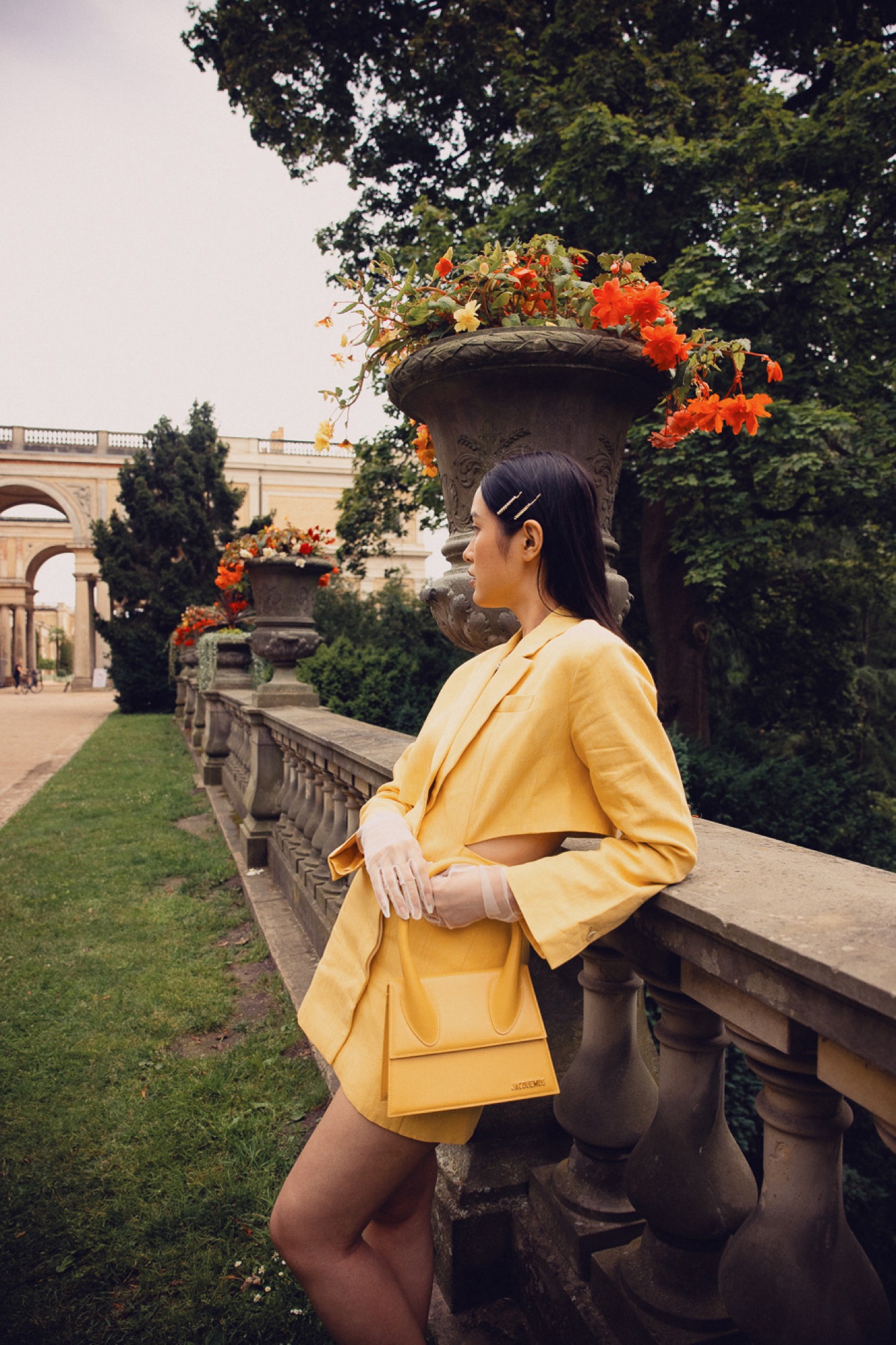Jacquemus Summer Study – Profilansicht an Schlosspark-Balustrade von Kürsat Gürbüz
