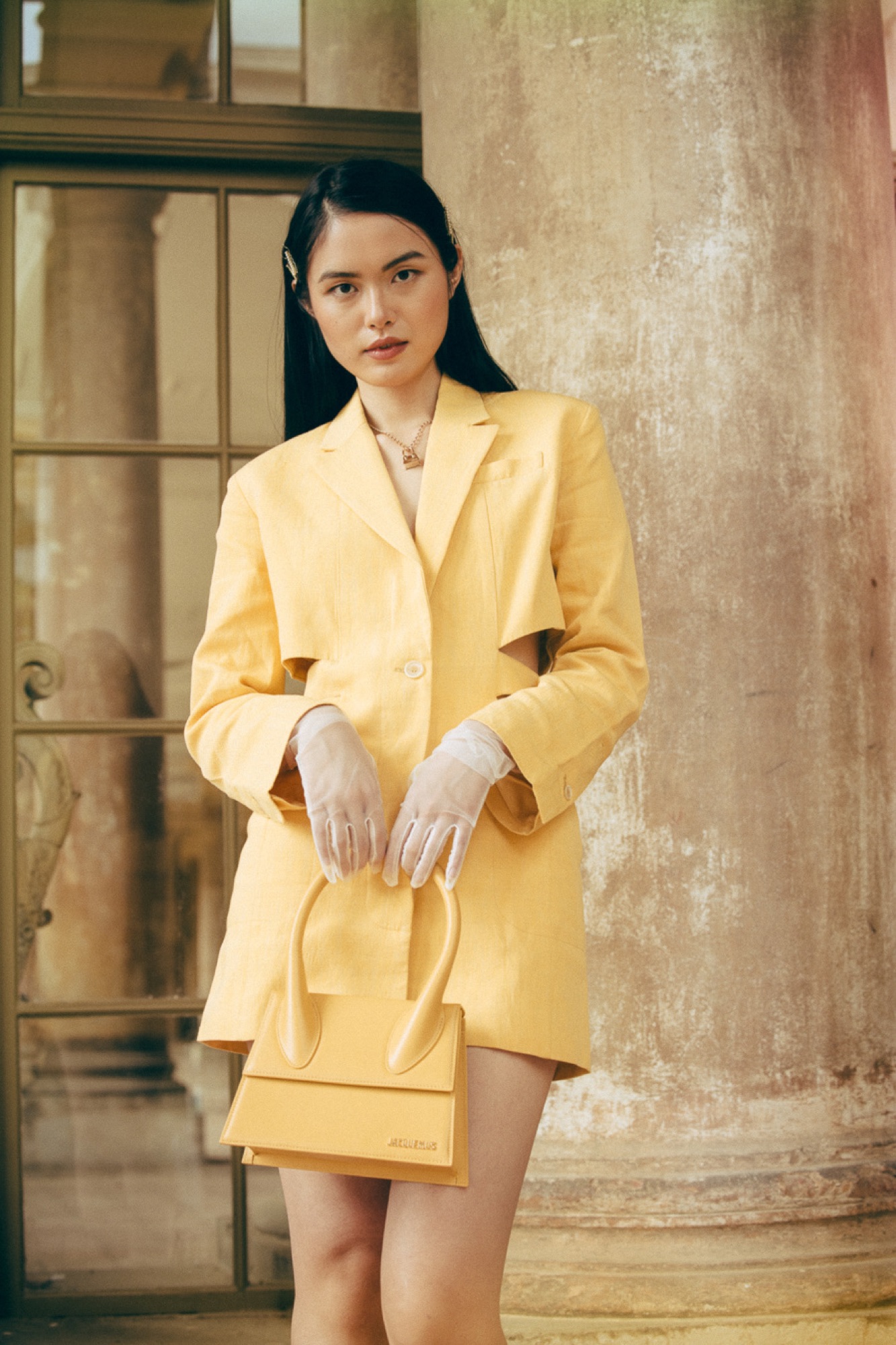 Jacquemus Summer Study – Sommerlicher Blazer mit Tüllhandschuhen von Kürsat Gürbüz