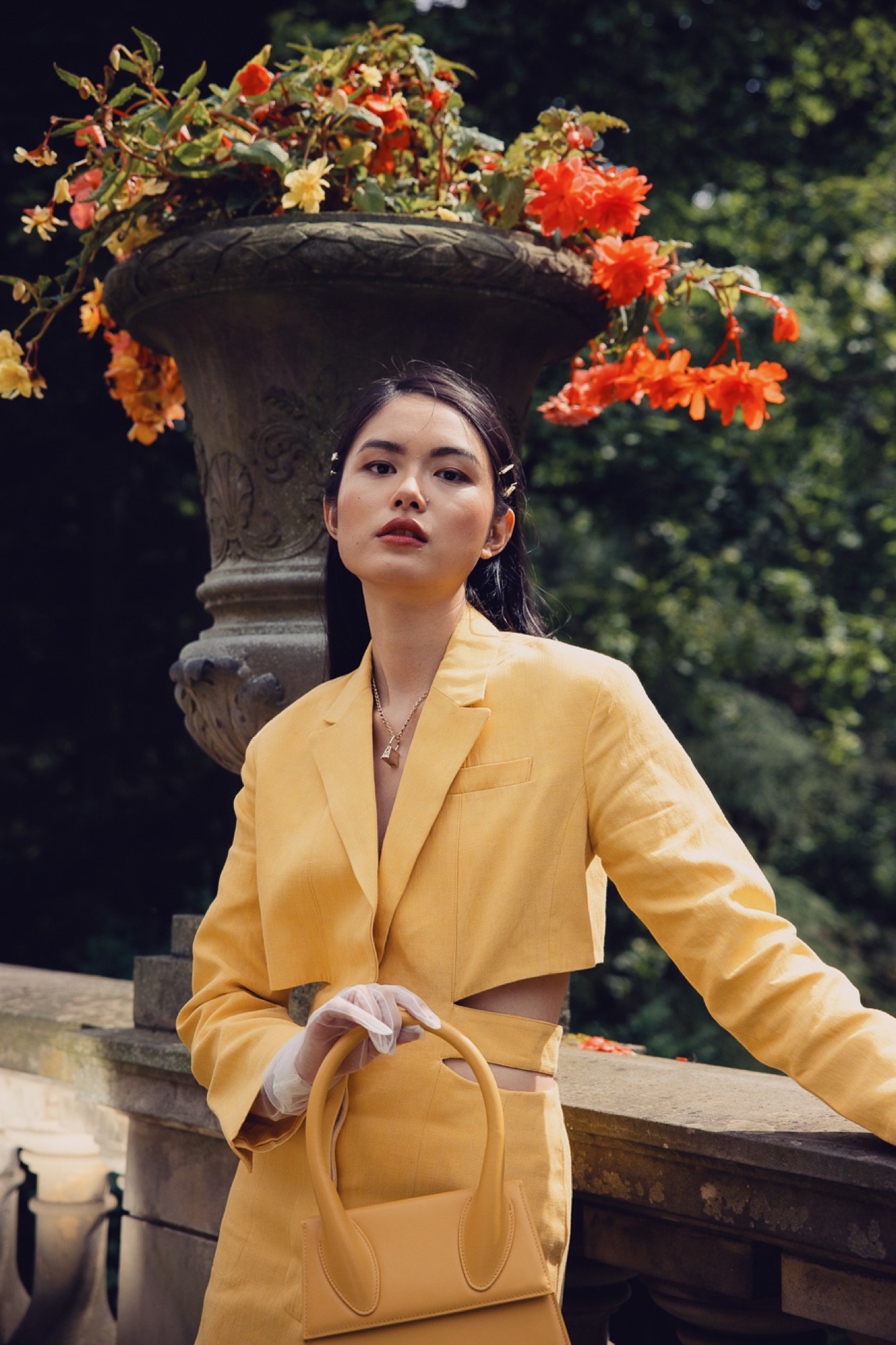 Jacquemus Summer Study – Close-up Porträt mit floralen Akzenten von Kürsat Gürbüz