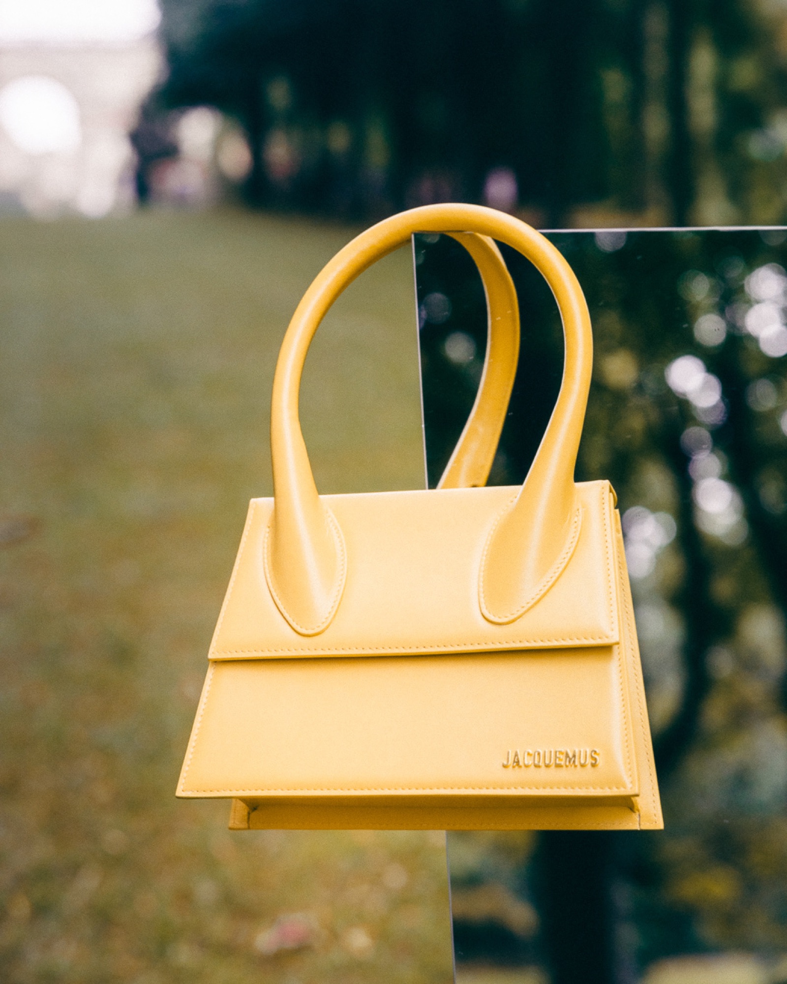 Jacquemus Summer Study – Le Chiquito Tasche an geometrischer Spiegelkante von Kürsat Gürbüz