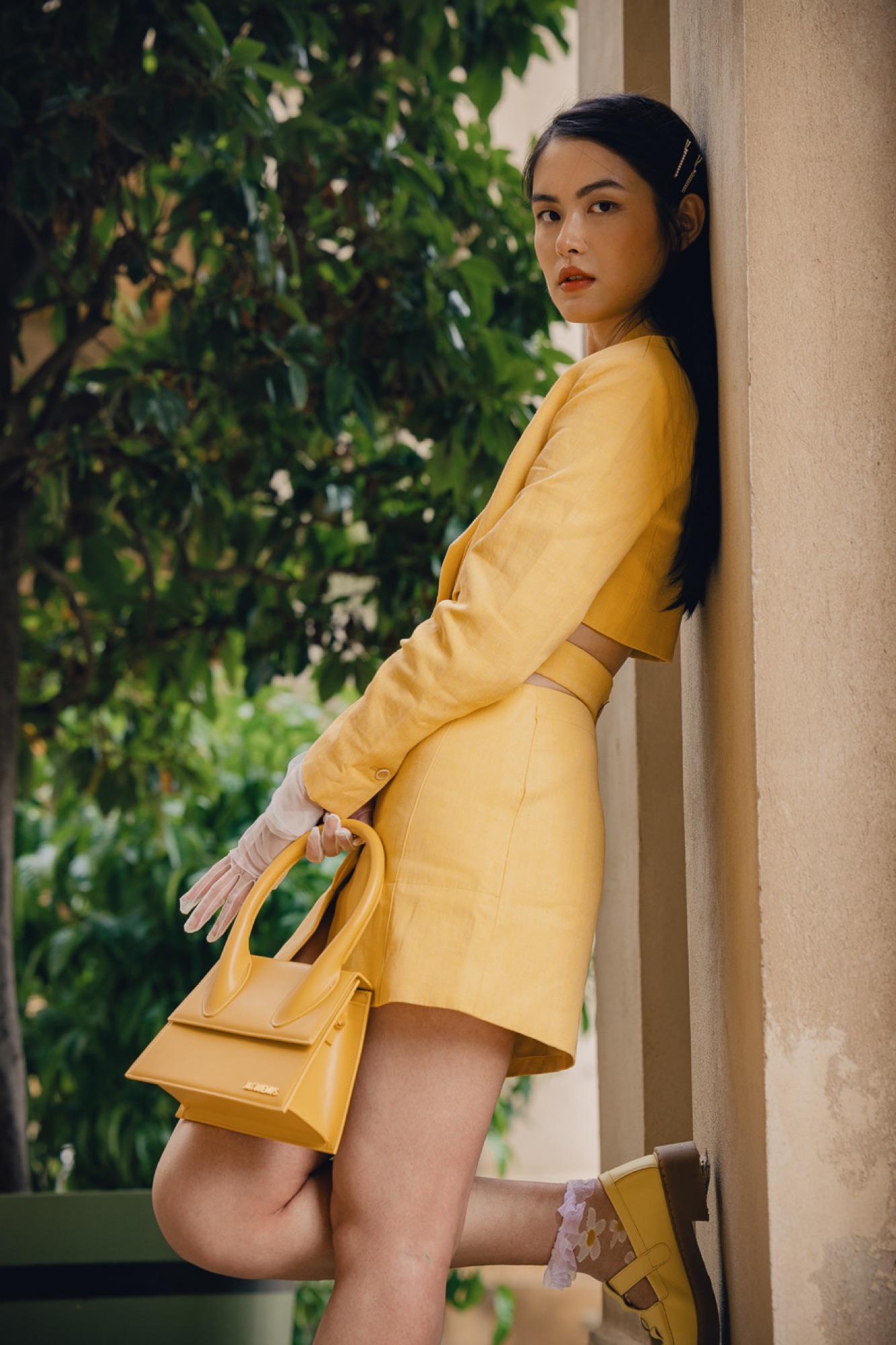 Jacquemus Summer Study – Gelbes Leinen-Ensemble an antiker Säule von Kürsat Gürbüz