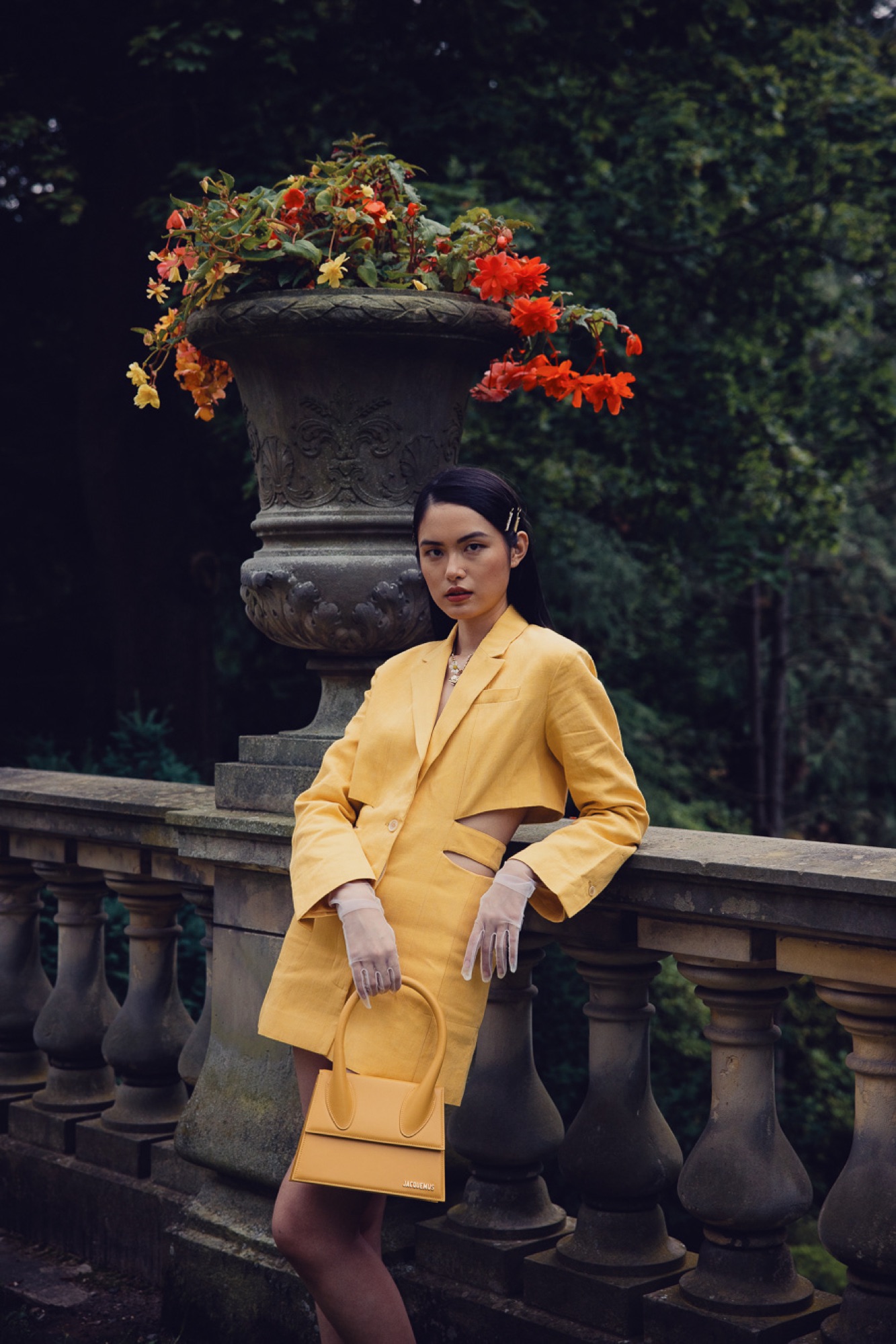 Jacquemus Summer Study – Fashion Pose im sonnendurchfluteten Schlosspark von Kürsat Gürbüz
