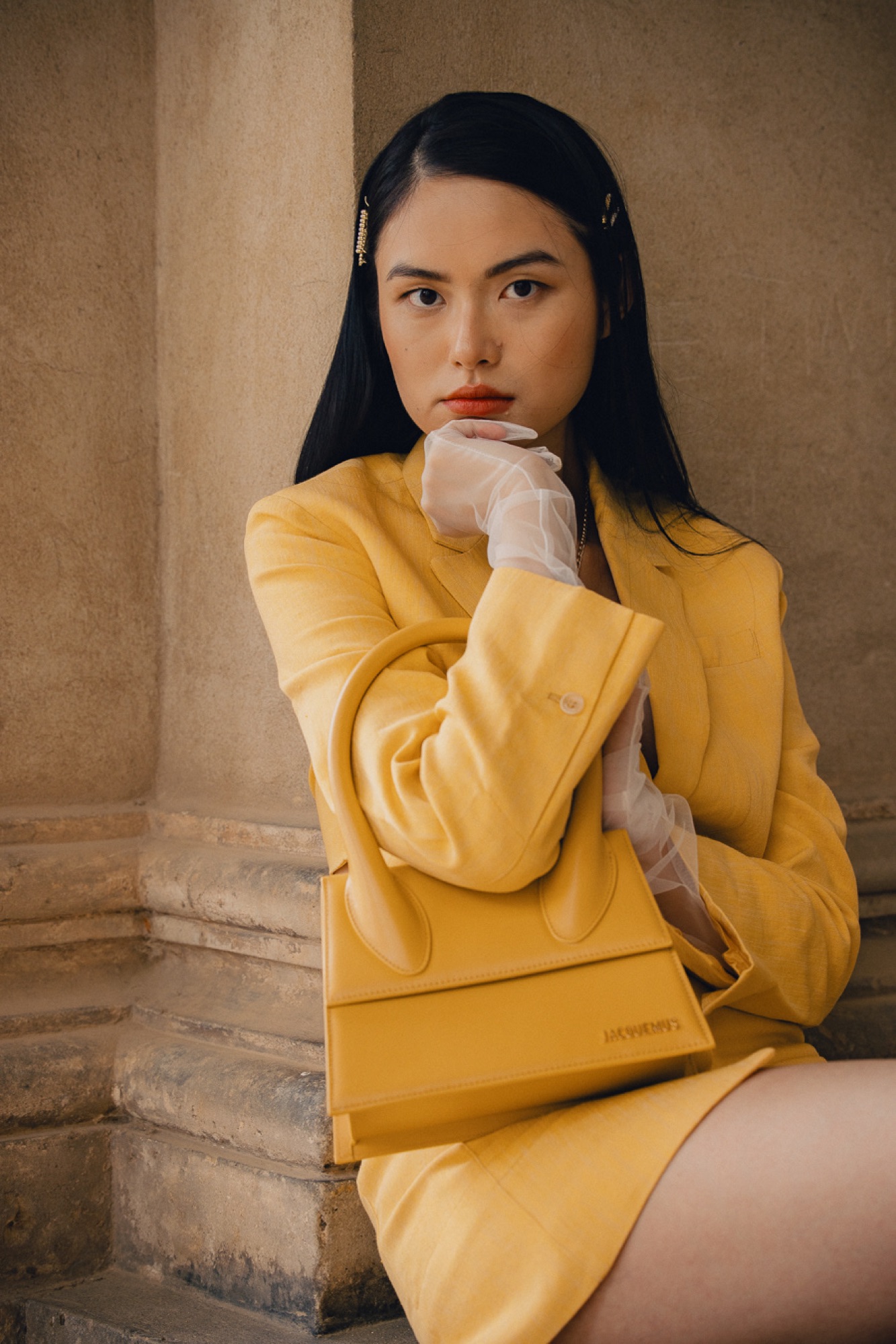 Jacquemus Summer Study – Sonnenlicht Porträt auf Steinsockel von Kürsat Gürbüz