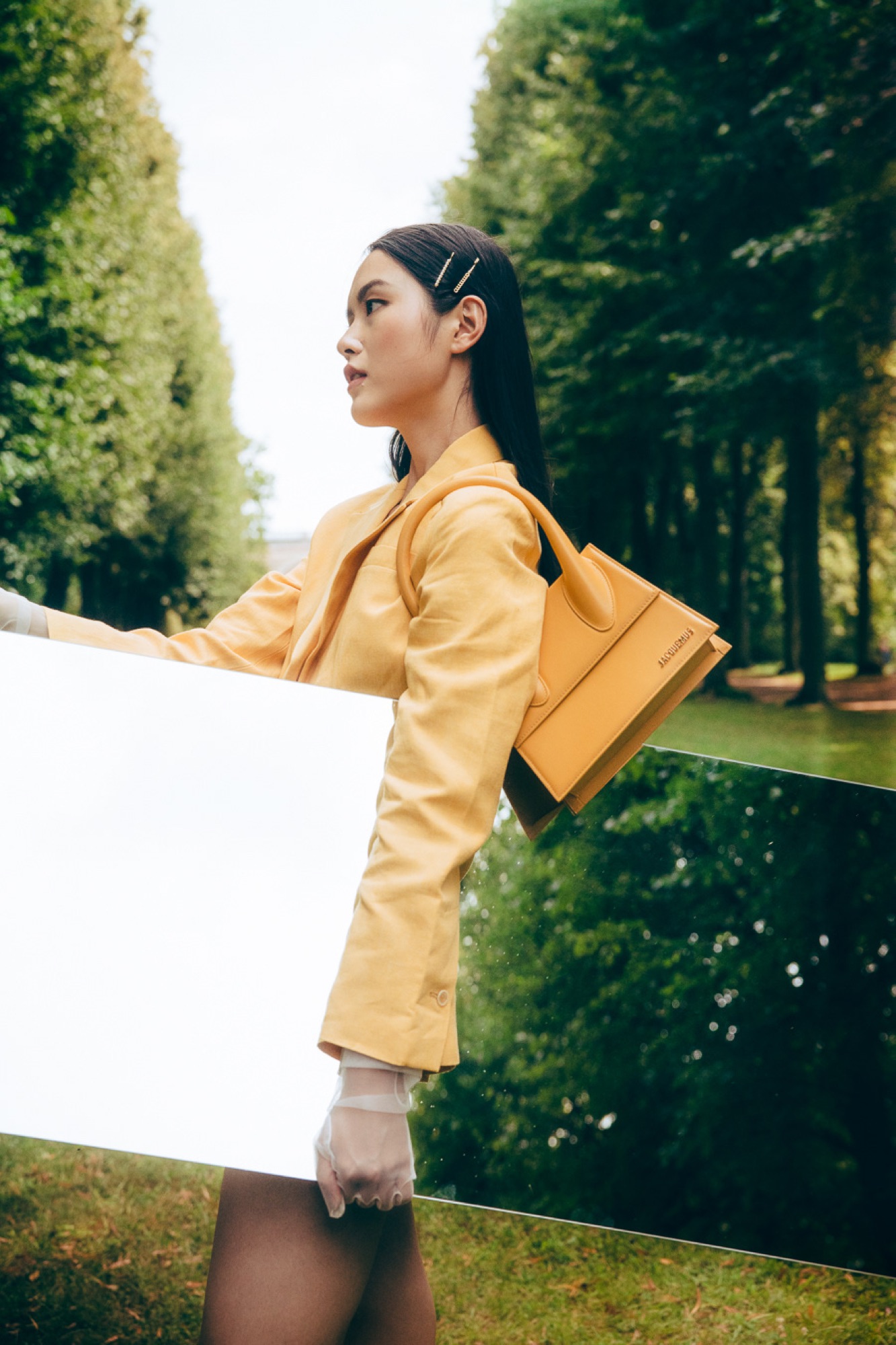 Jacquemus Summer Study – Dynamische Spiegel-Komposition in der Parkallee von Kürsat Gürbüz