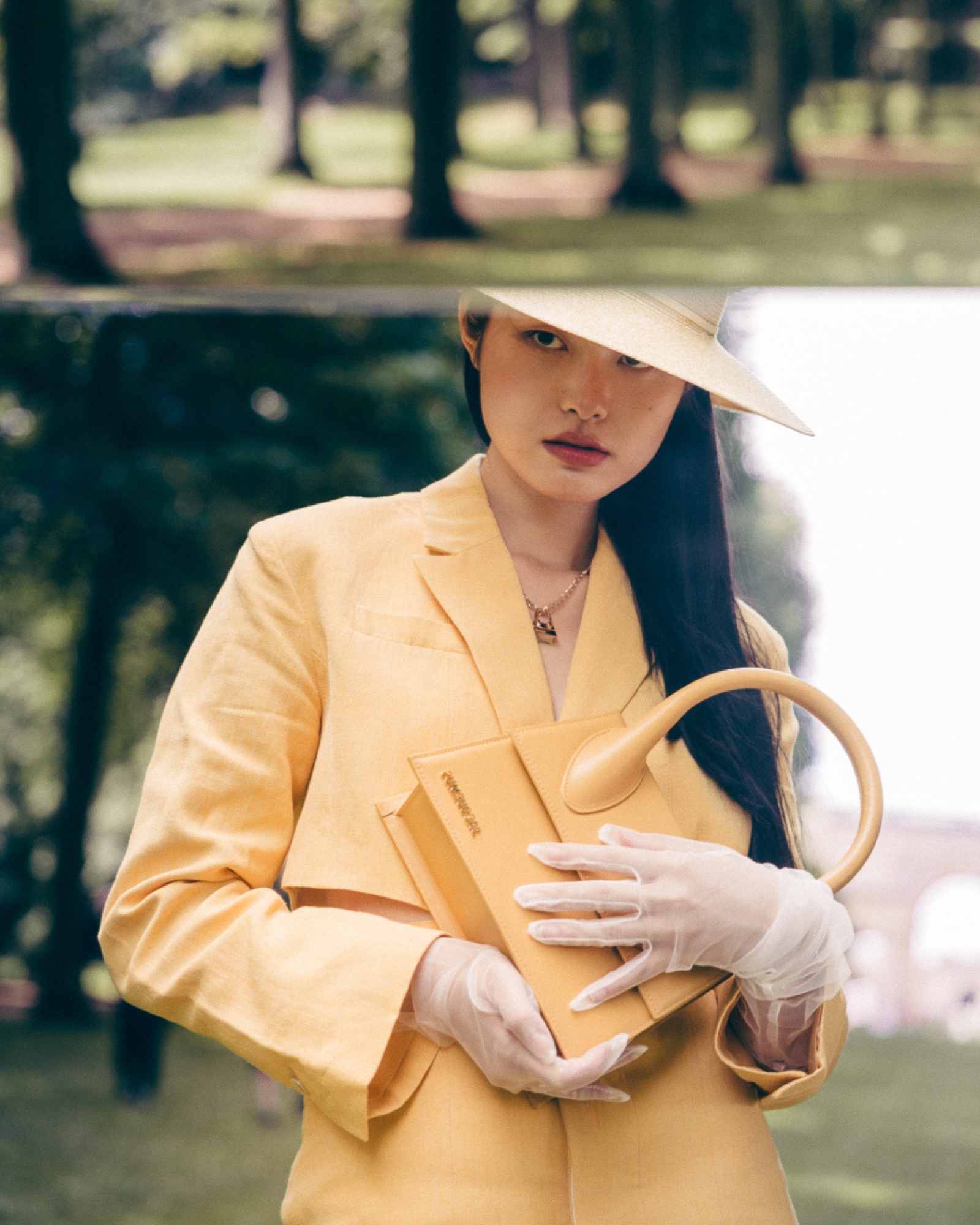 Jacquemus Summer Study – High Fashion Editorial mit Spiegel-Reflexion und Strohhut von Kürsat Gürbüz