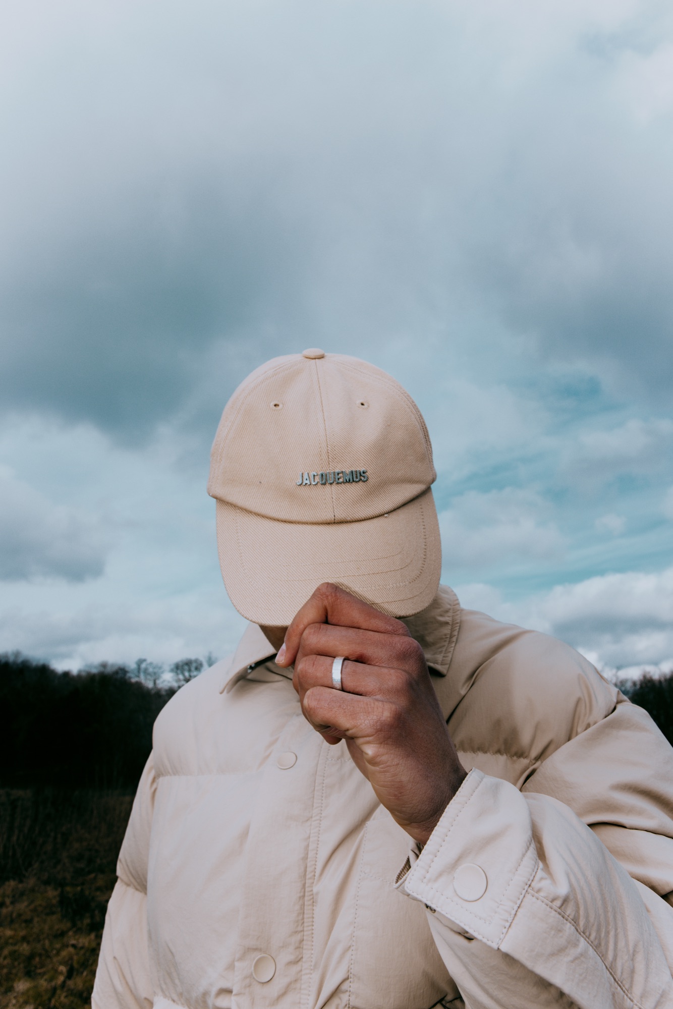 Jacquemus Winter Study – Cap mit Logo Detail und Pose von Kürsat Gürbüz