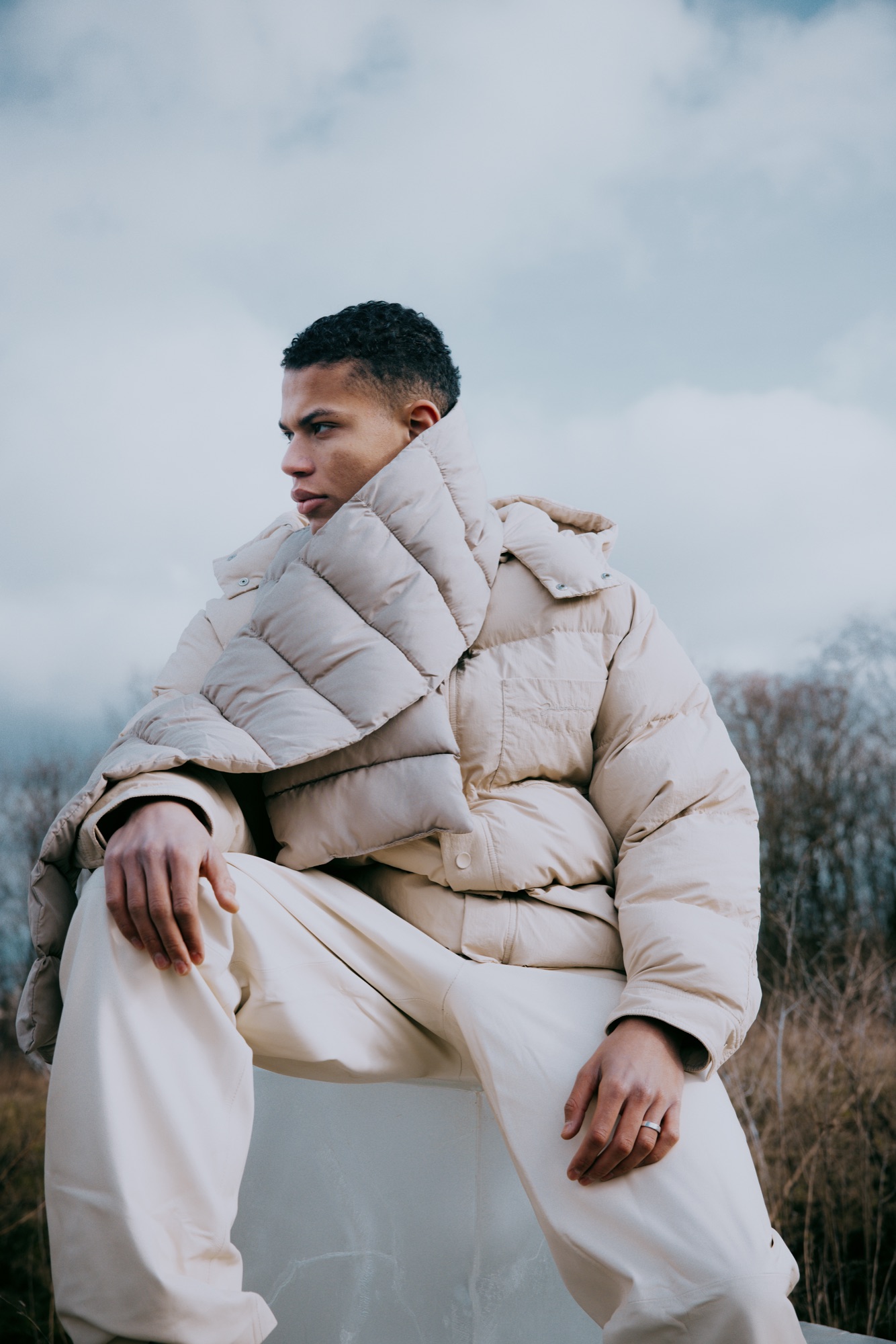 Jacquemus Winter Study – Daunenschal Profil vor Eisblock von Kürsat Gürbüz