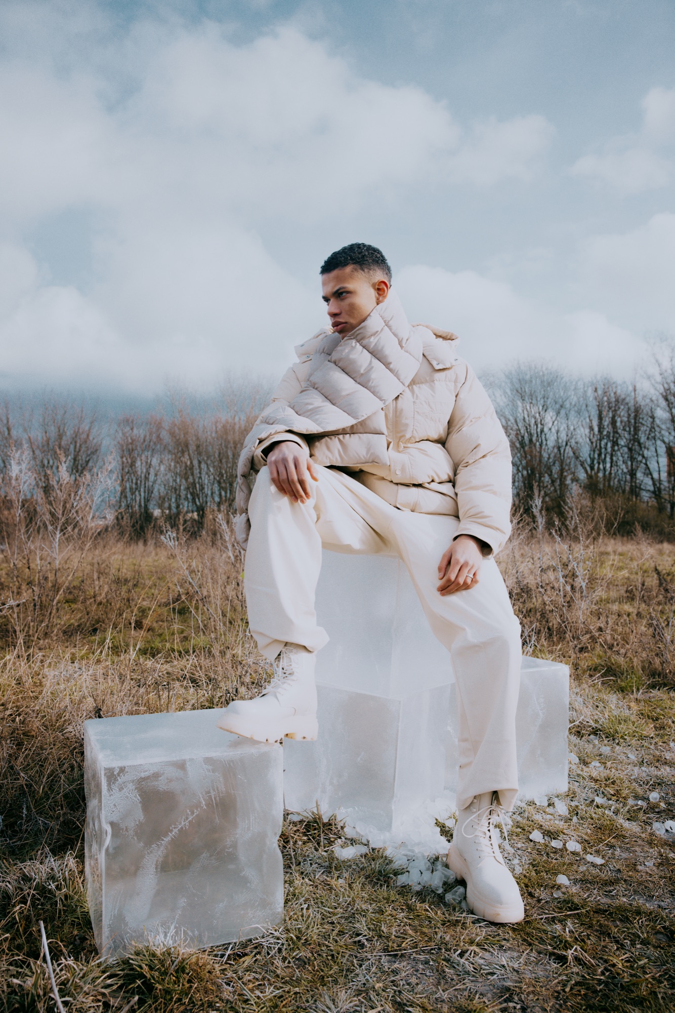 Jacquemus Winter Study – Monochrome Eisblock-Installation von Kürsat Gürbüz