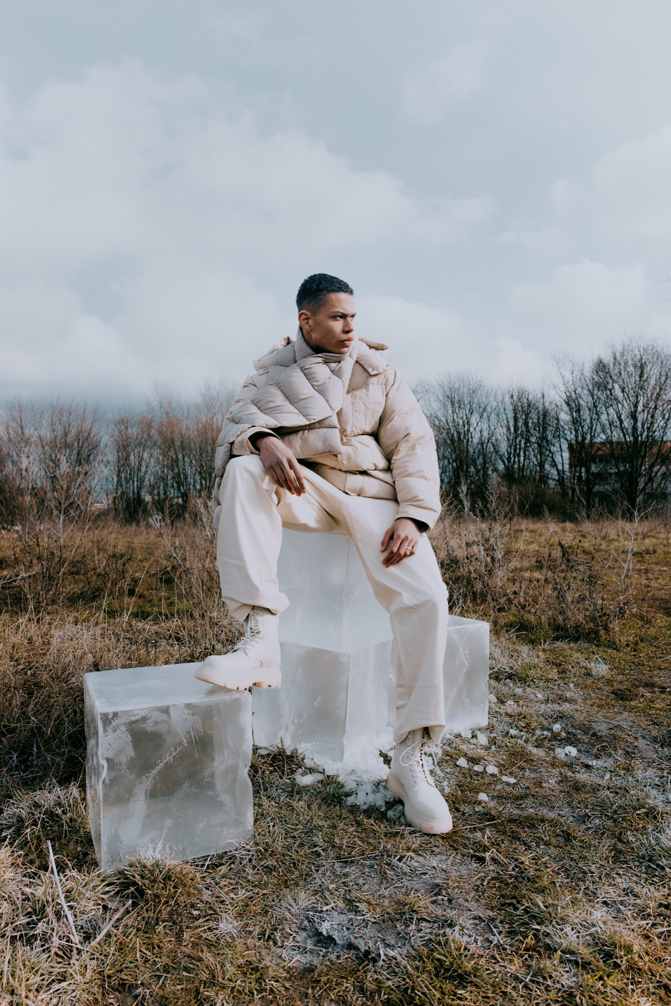 Jacquemus Winter Study – Skulpturales Eisblock Set-Design Totale von Kürsat Gürbüz