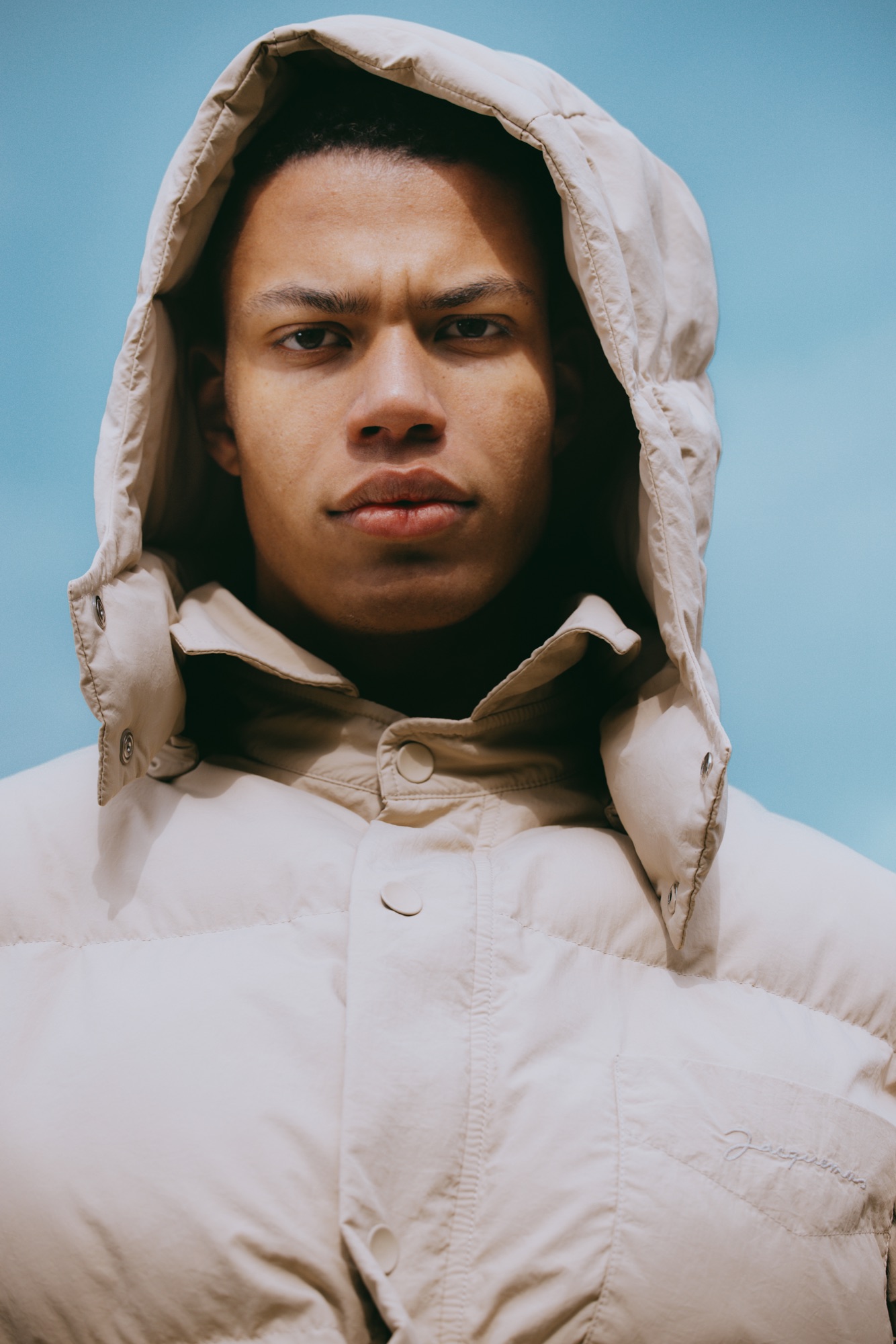 Jacquemus Winter Study – Puffer Kapuze Porträt Close-up von Kürsat Gürbüz