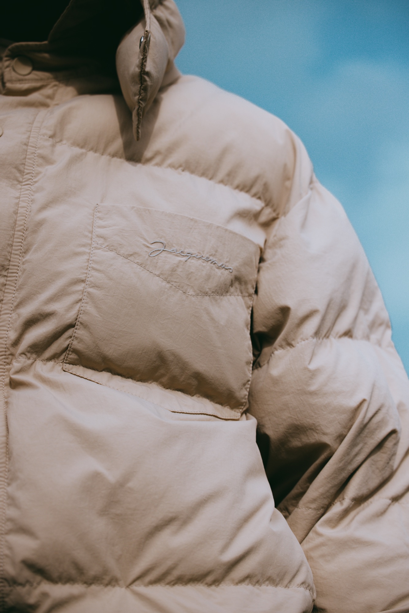 Jacquemus Winter Study – Puffer Jacket Stickerei Makroaufnahme von Kürsat Gürbüz