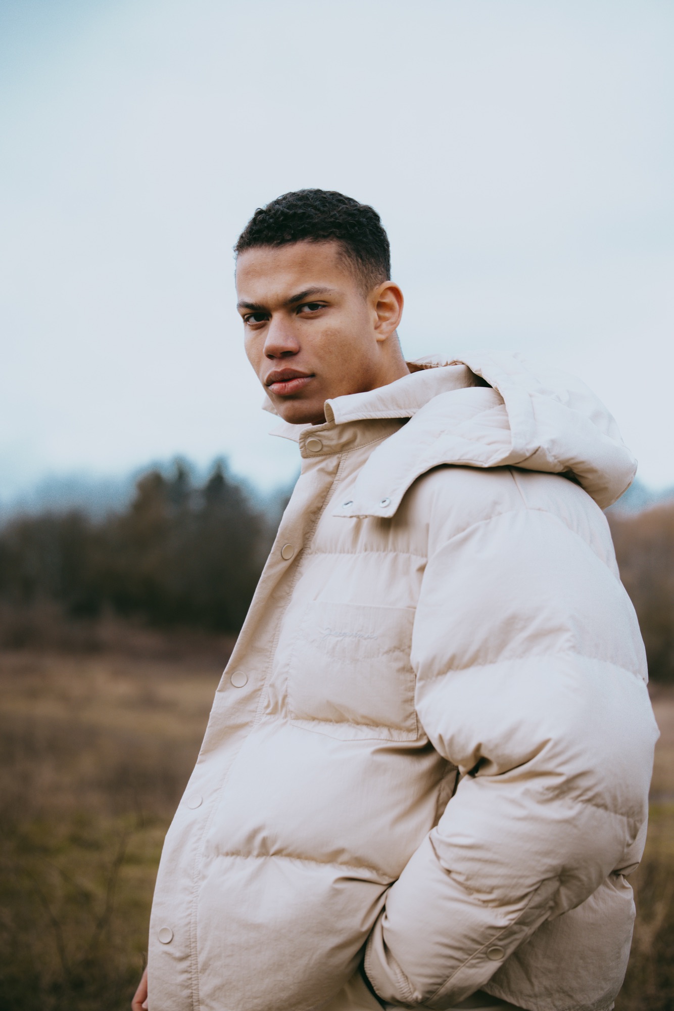 Jacquemus Winter Study – Puffer Jacket Outdoor Halbtotale von Kürsat Gürbüz