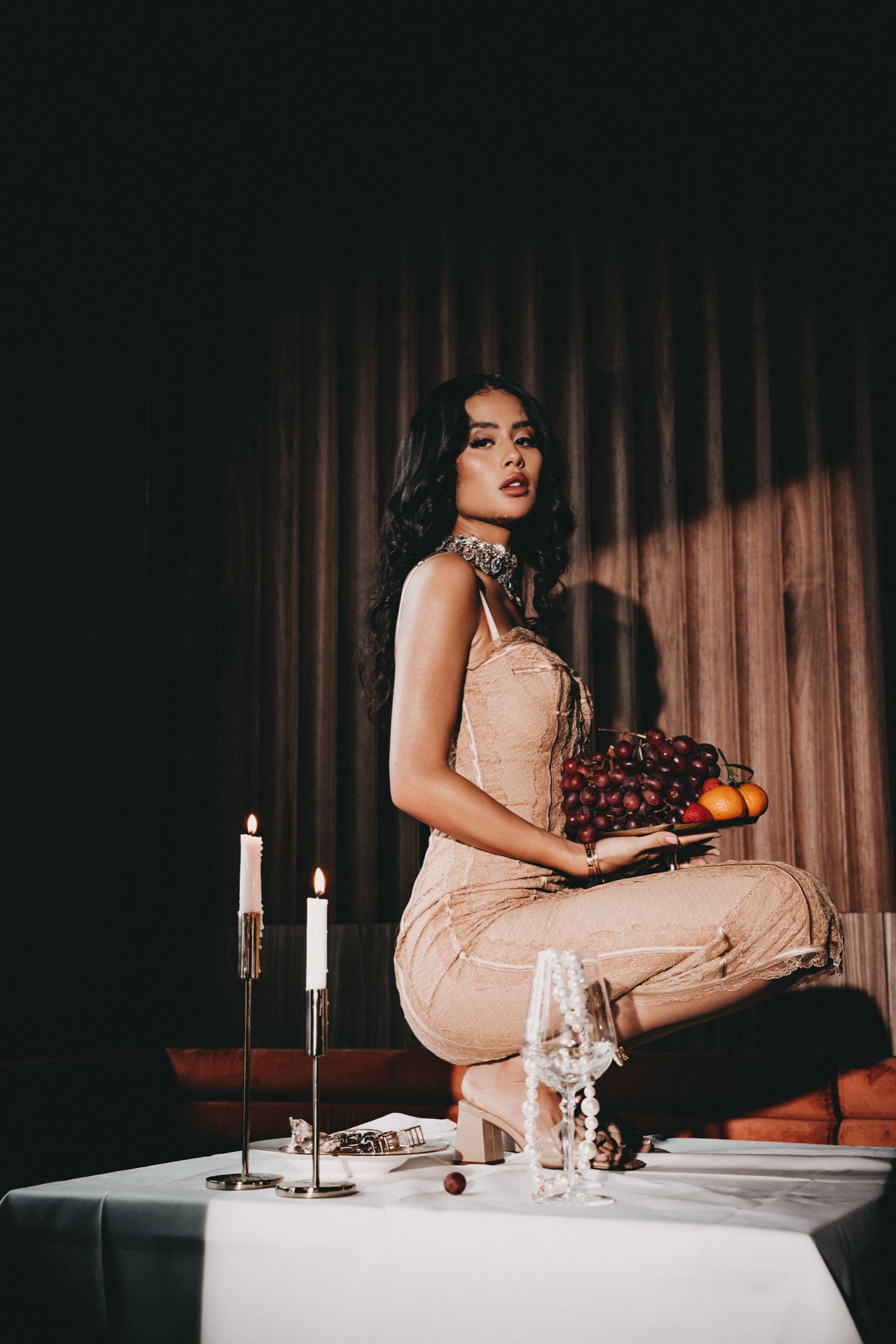 Papillon Berlin – Editorial Fashion Pose im Restaurant