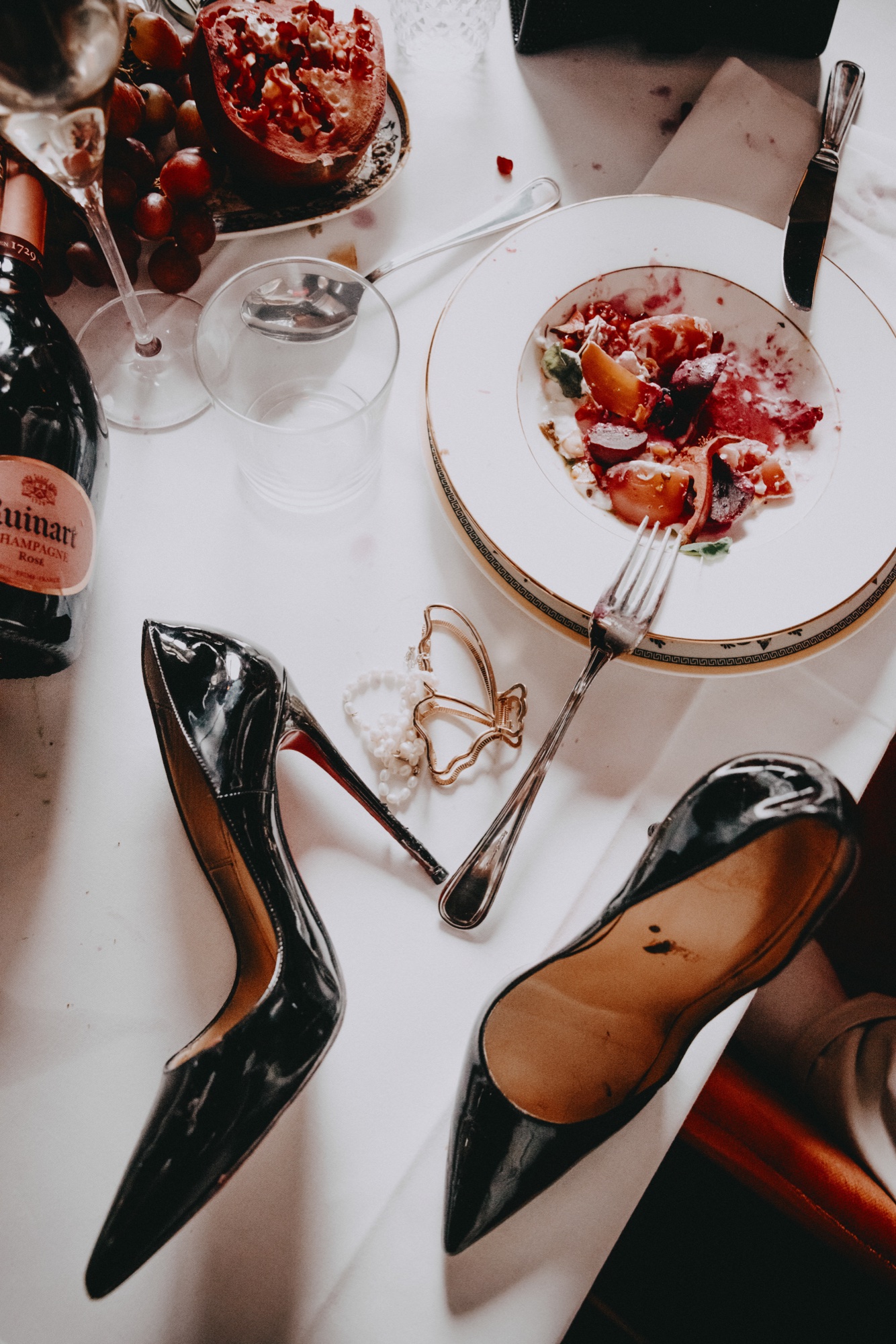 Papillon Berlin – Fine Dining Stillleben mit High Heels, Champagner und Dessert von Kürsat Gürbüz