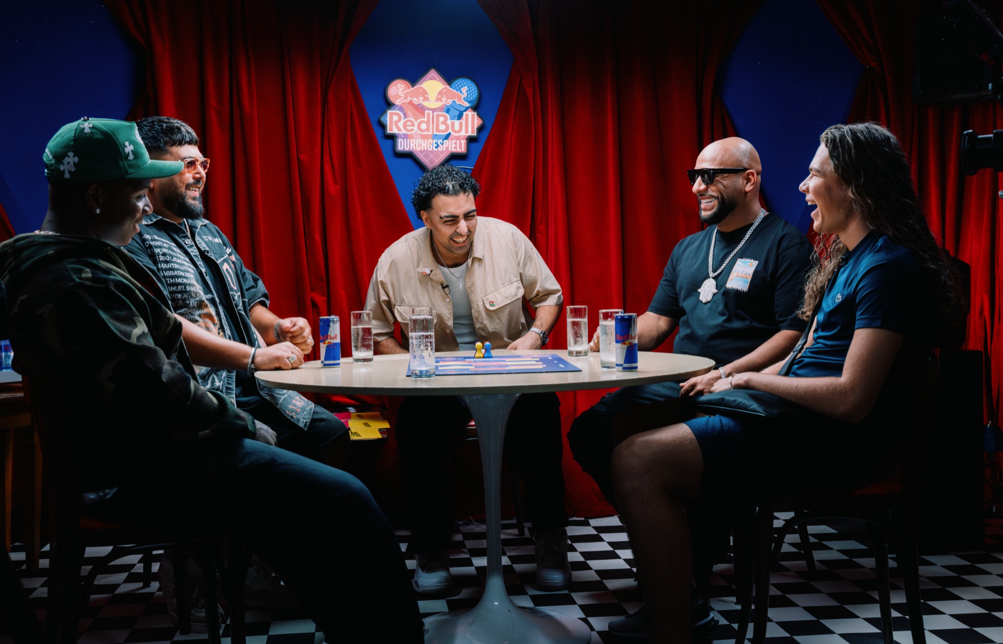 Red Bull Durchgespielt – Lachende Talkrunde am Spieltisch mit Summer Cem, Veysel und Gästen von Kürsat Gürbüz