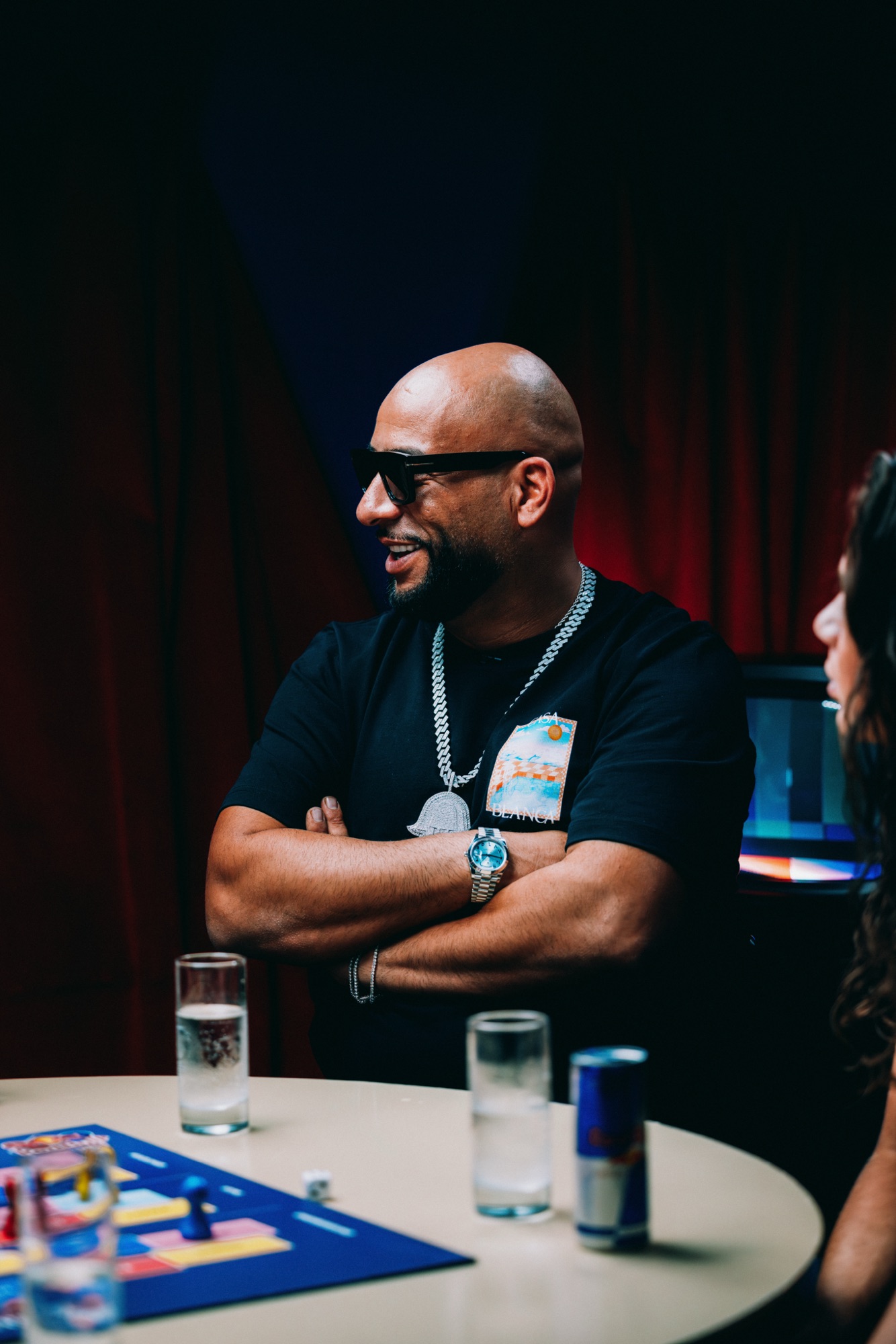 Red Bull Durchgespielt – Porträt von Rapper Veysel mit Sonnenbrille am Set von Kürsat Gürbüz