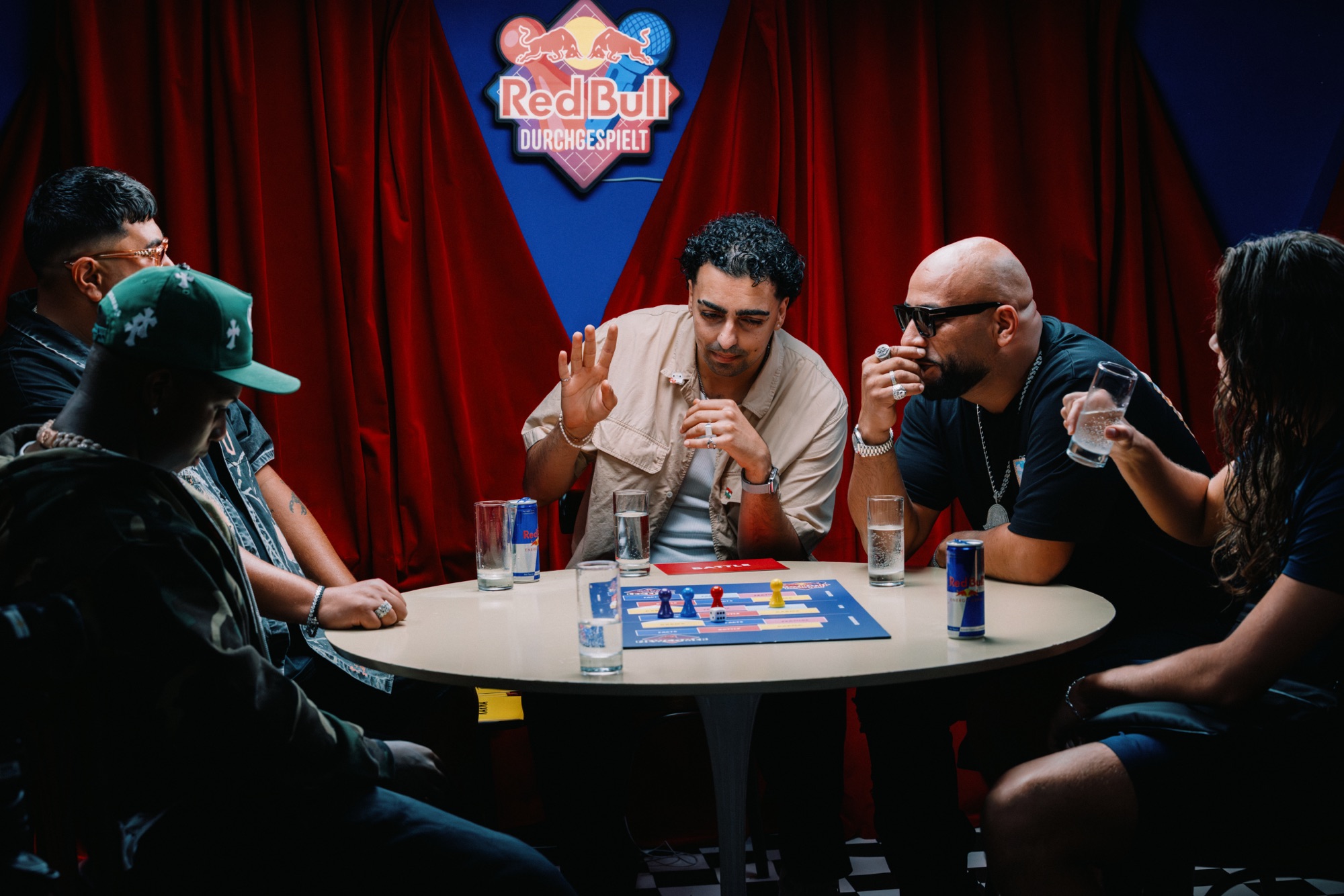 Red Bull Durchgespielt – Spielszene mit Host und Gästen am runden Tisch von Kürsat Gürbüz