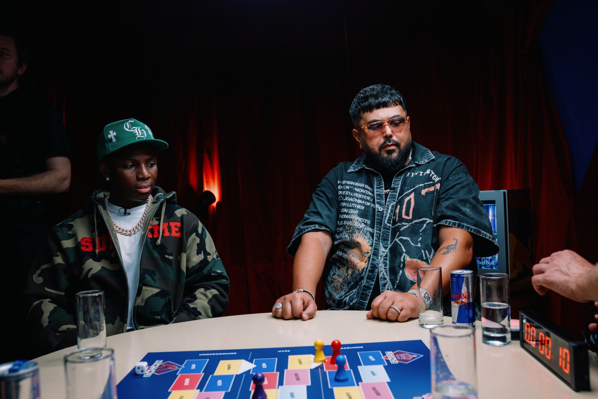 Red Bull Durchgespielt – Summer Cem am Spieltisch mit digitaler Countdown-Uhr von Kürsat Gürbüz