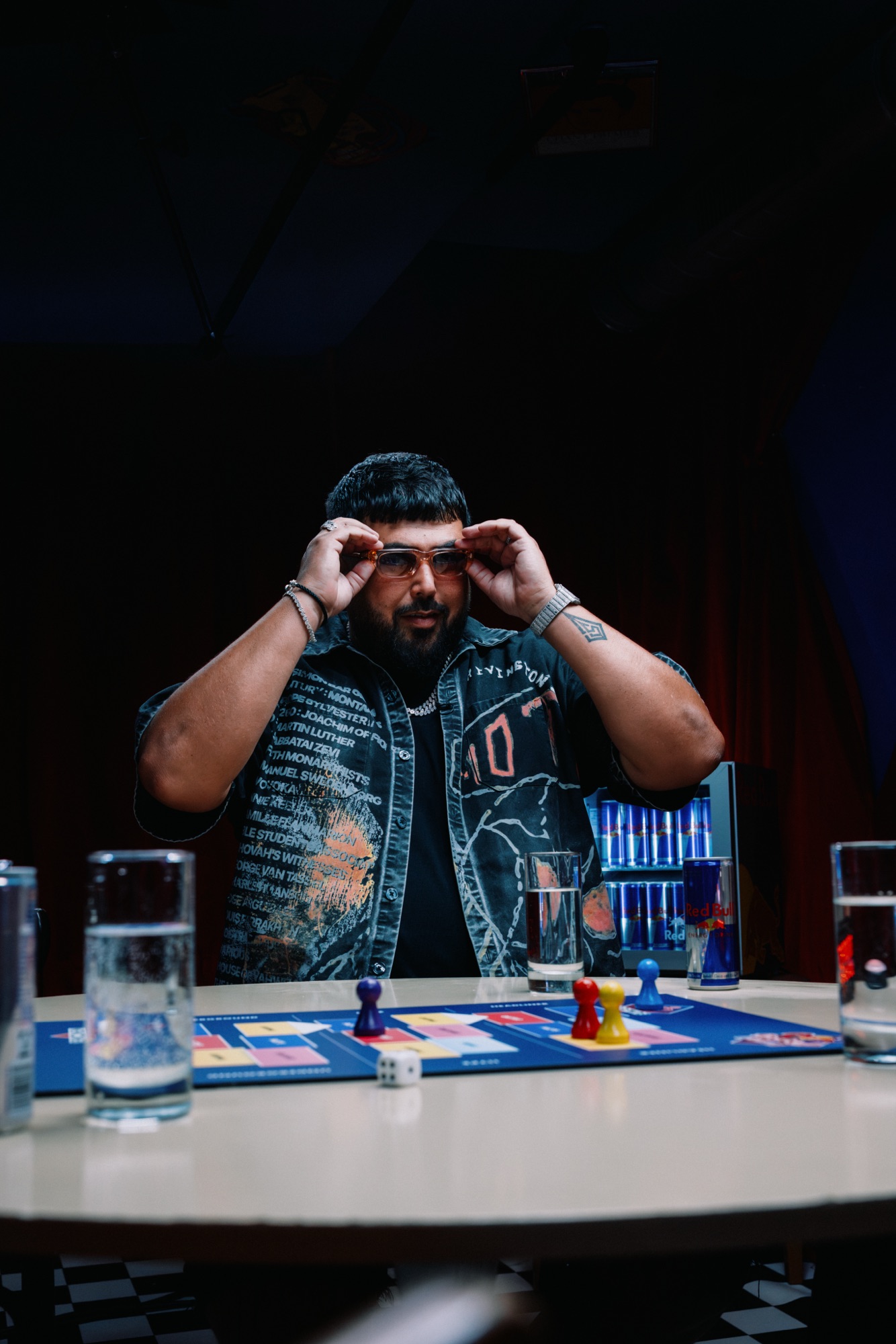 Red Bull Durchgespielt – Summer Cem richtet seine Sonnenbrille am Spieltisch von Kürsat Gürbüz