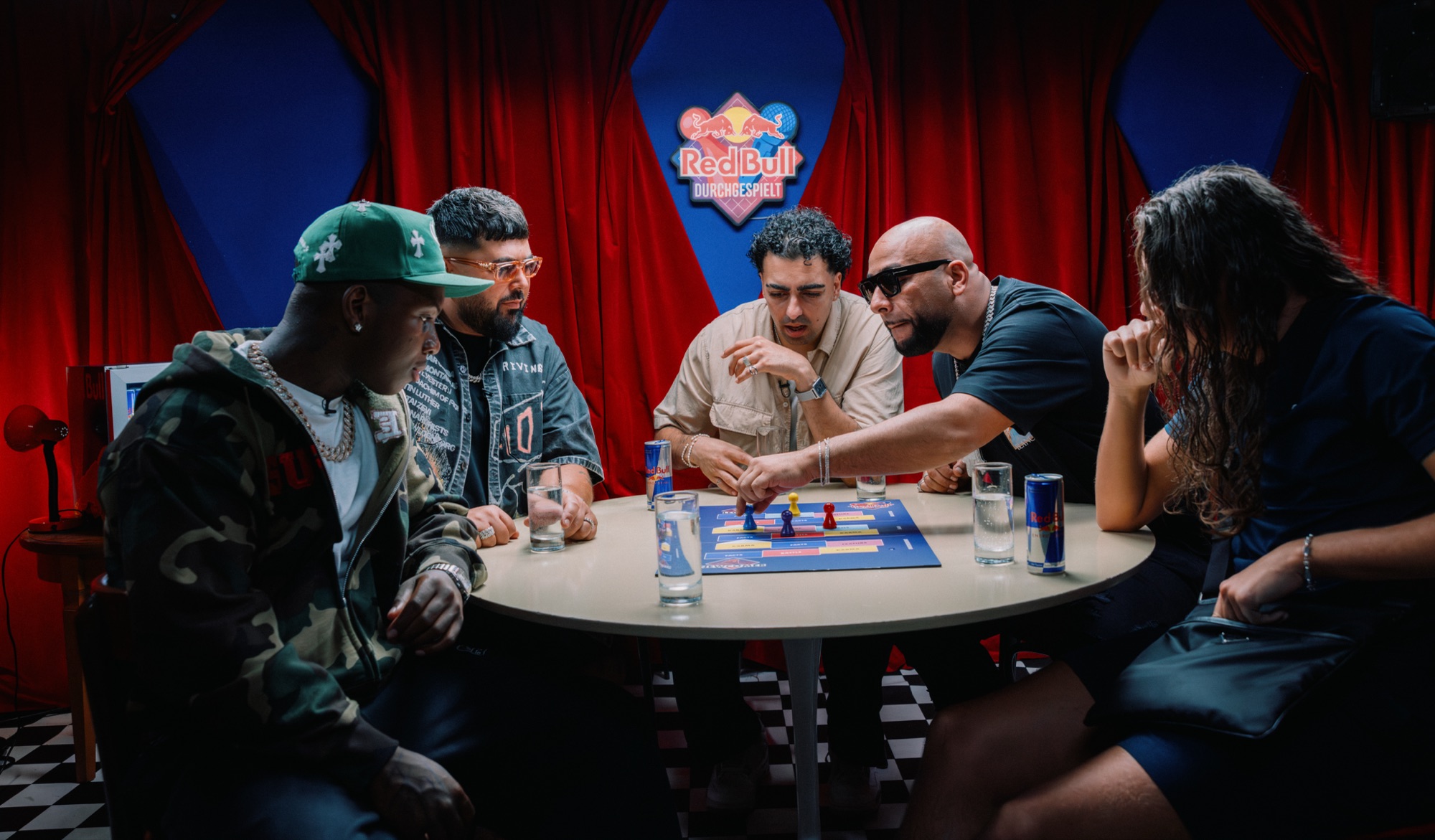 Red Bull Durchgespielt – Spielzug auf dem Brettspiel am Set von Kürsat Gürbüz