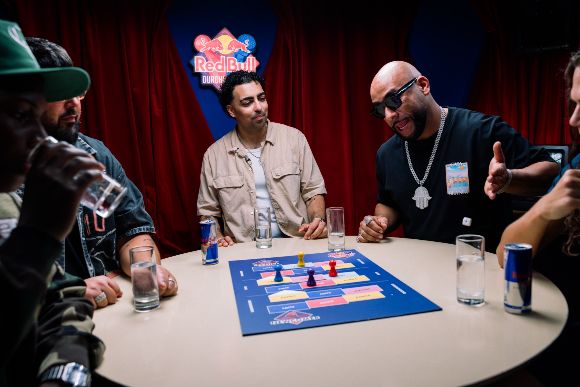 Red Bull Durchgespielt – Halbtotale über den Spieltisch im Studio von Kürsat Gürbüz