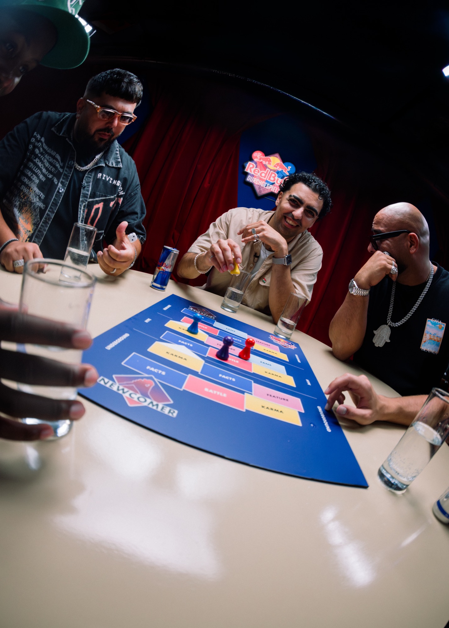 Red Bull Durchgespielt – Steilperspektive auf das Newcomer-Spielbrett mit Summer Cem, Veysel und Host von Kürsat Gürbüz