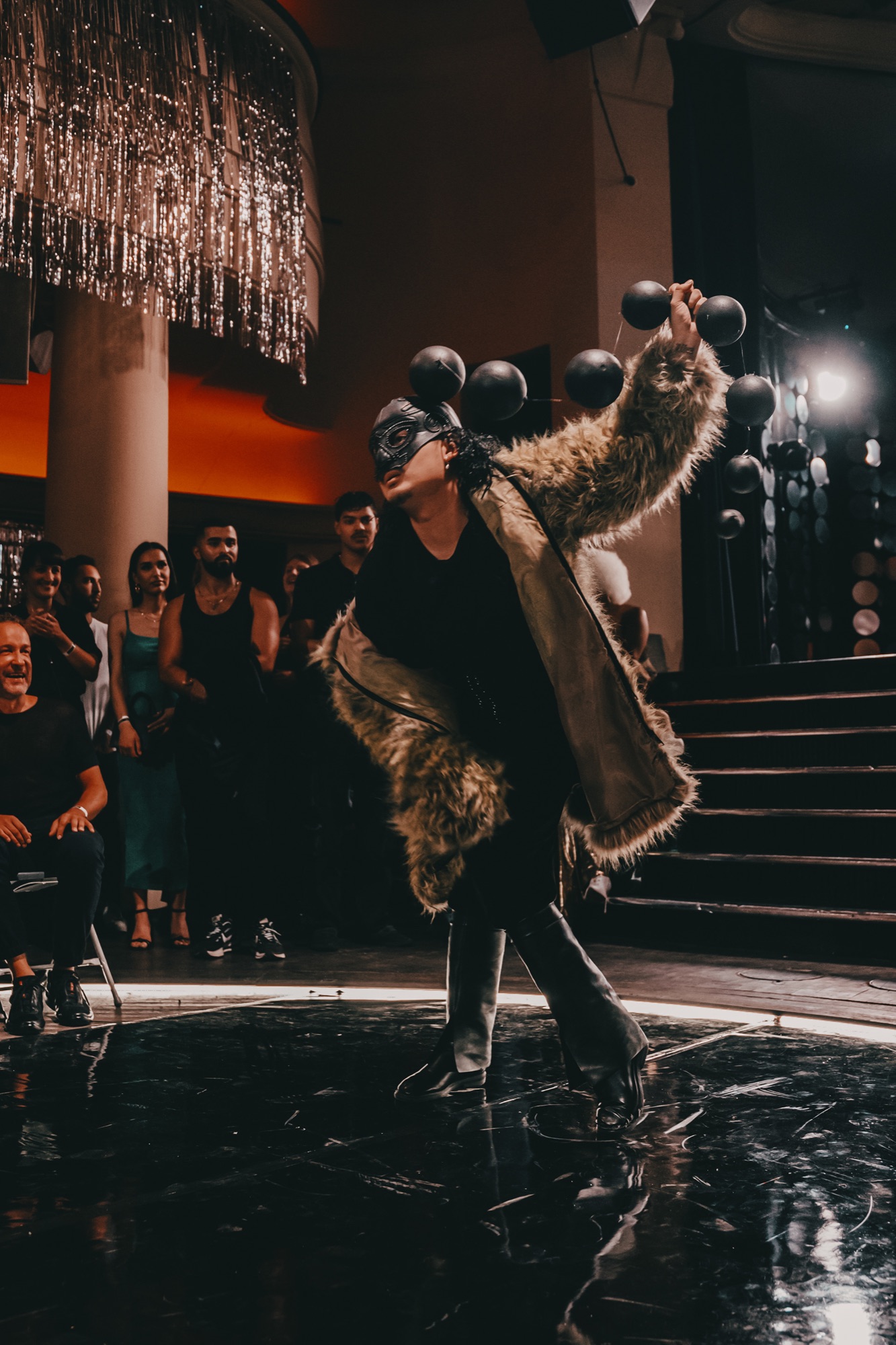 Sony Music – Ballroom Performer mit Maske und Poi auf dem Runway