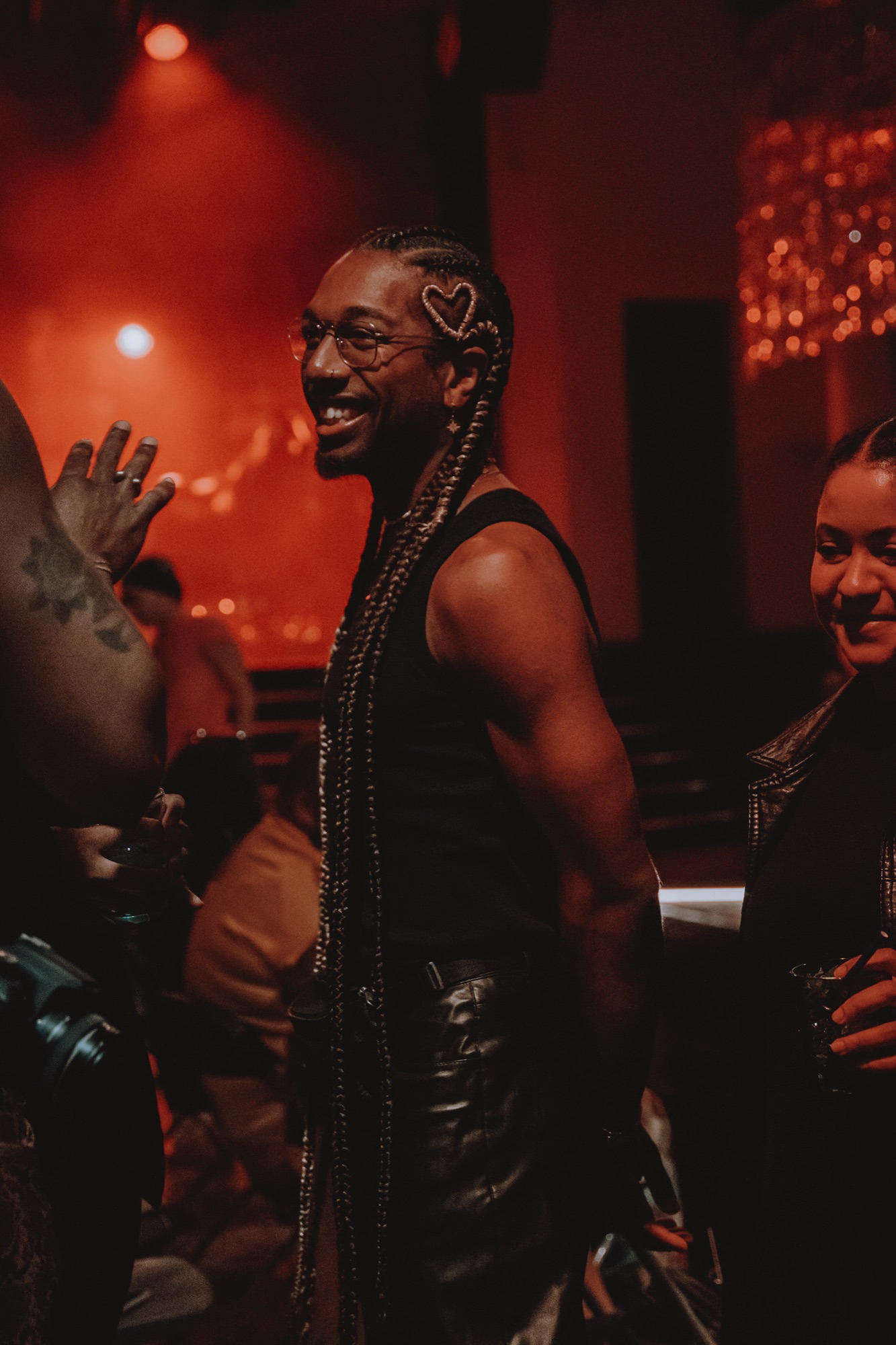 Sony Music – Hair Styling Heart Braids im stimmungsvollen Rotlicht