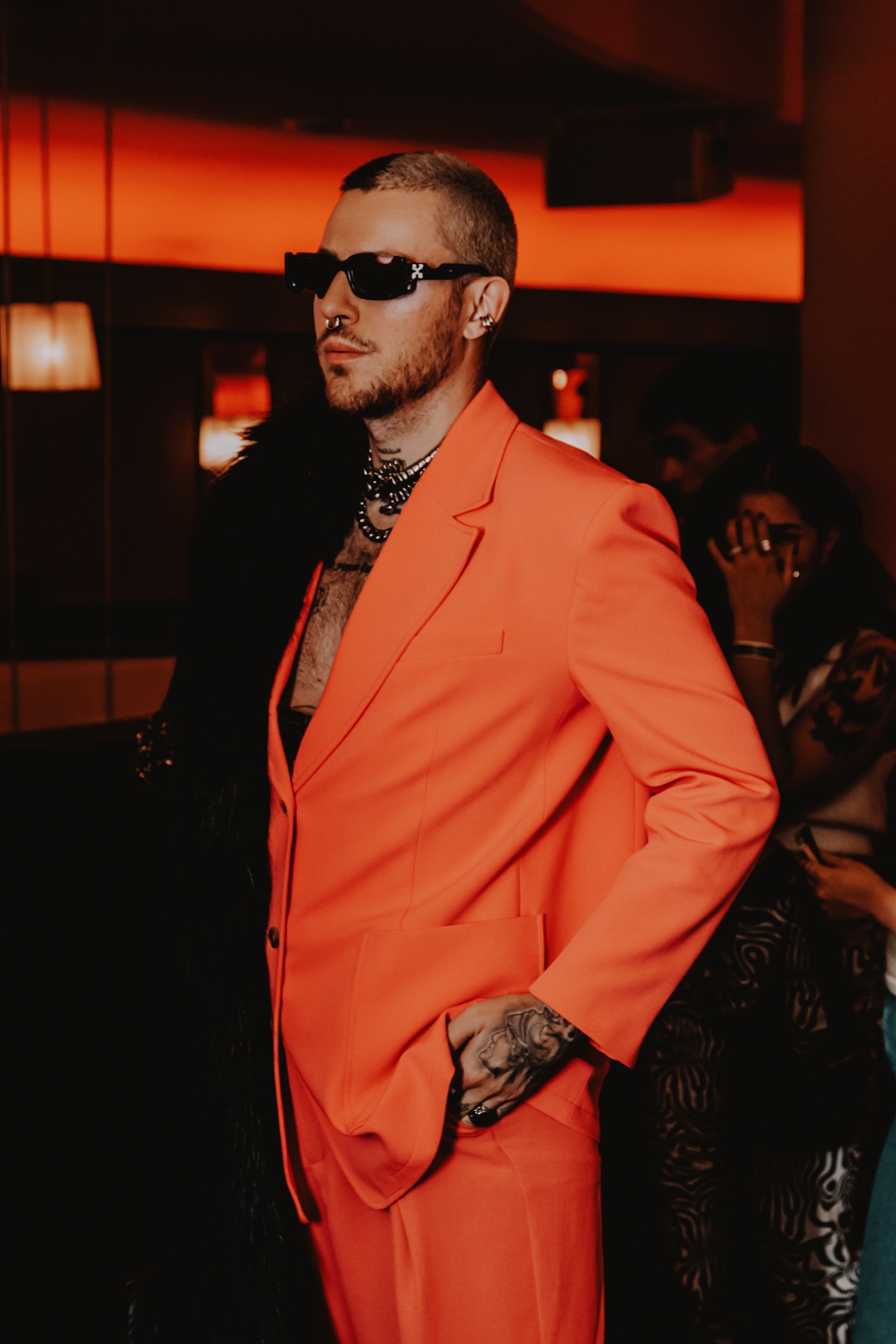 Sony Music – Gast im orangenen Fashion Suit auf dem Release Event