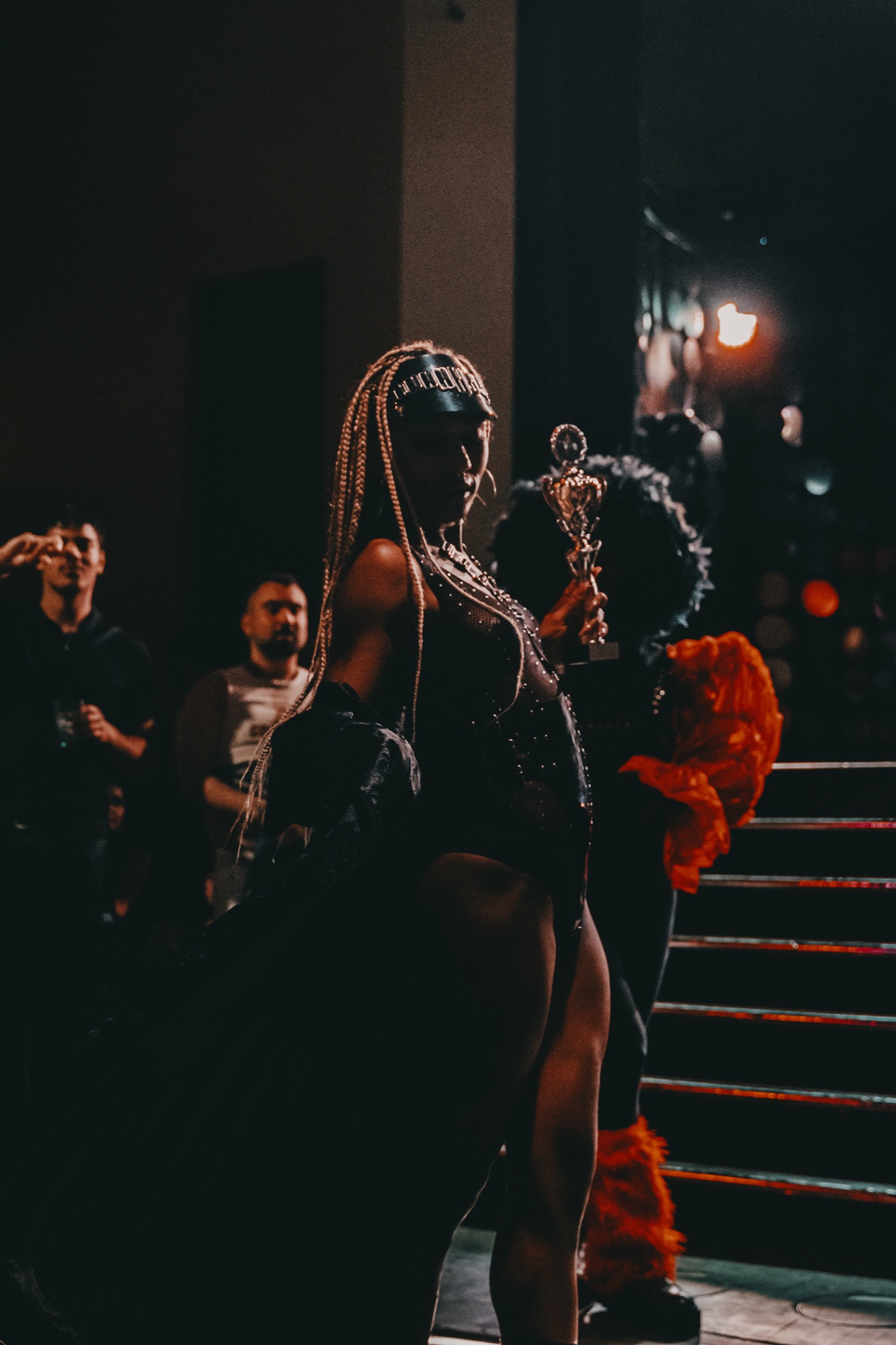 Sony Music – Performerin mit Trophäe als Ballroom Winner auf dem Runway