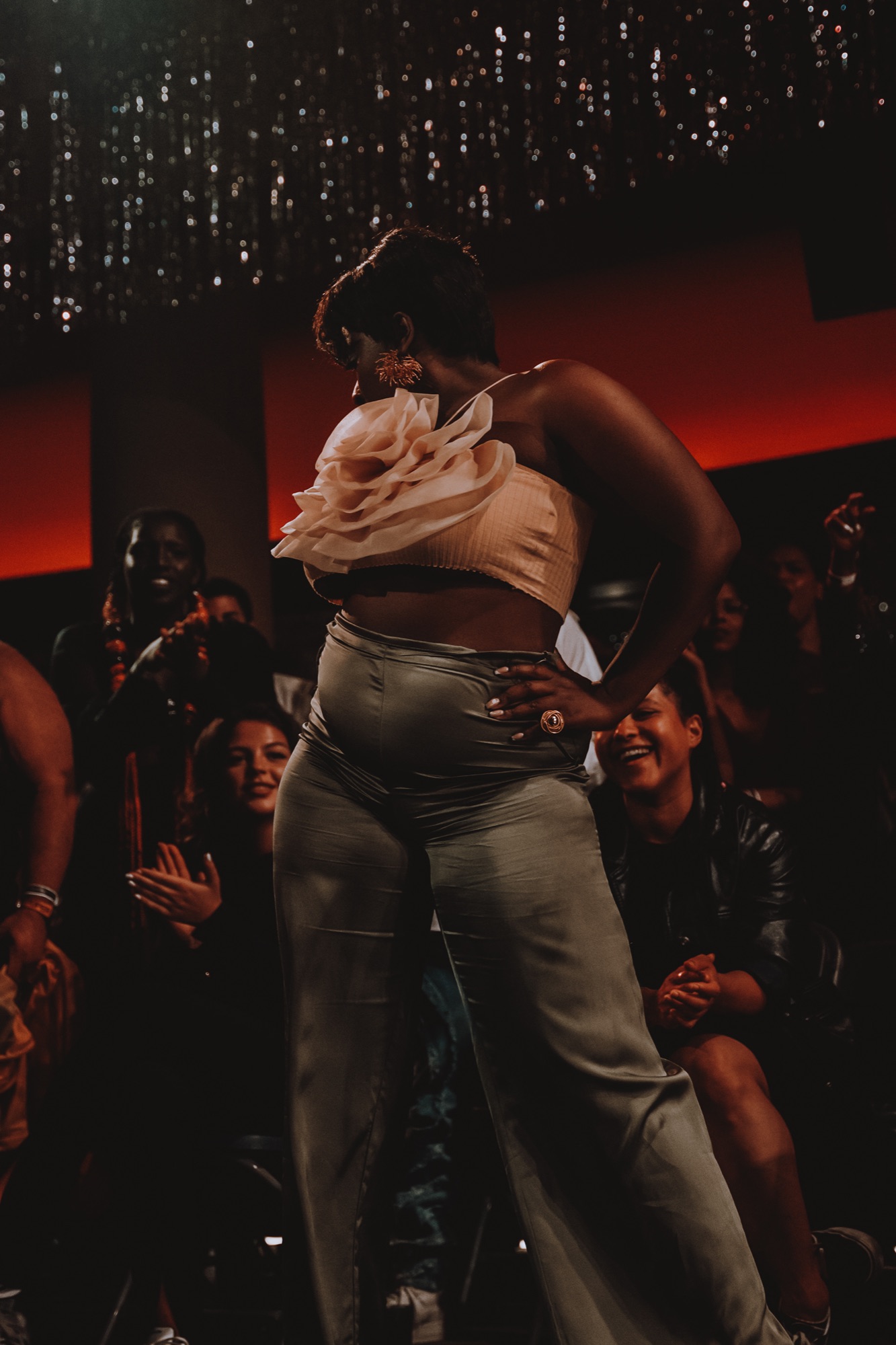 Sony Music – Performerin mit Blüten-Top und Satinhose in Vogueing Pose