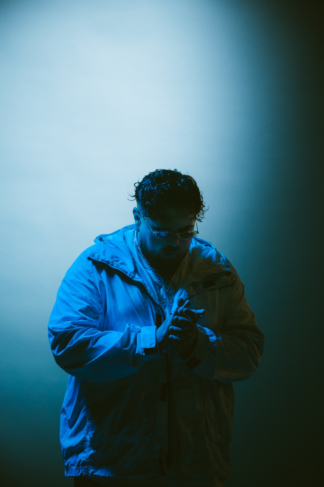 Summer Cem – Studio-Porträt in kühl choreografiertem Cyan-Licht von Kürsat Gürbüz