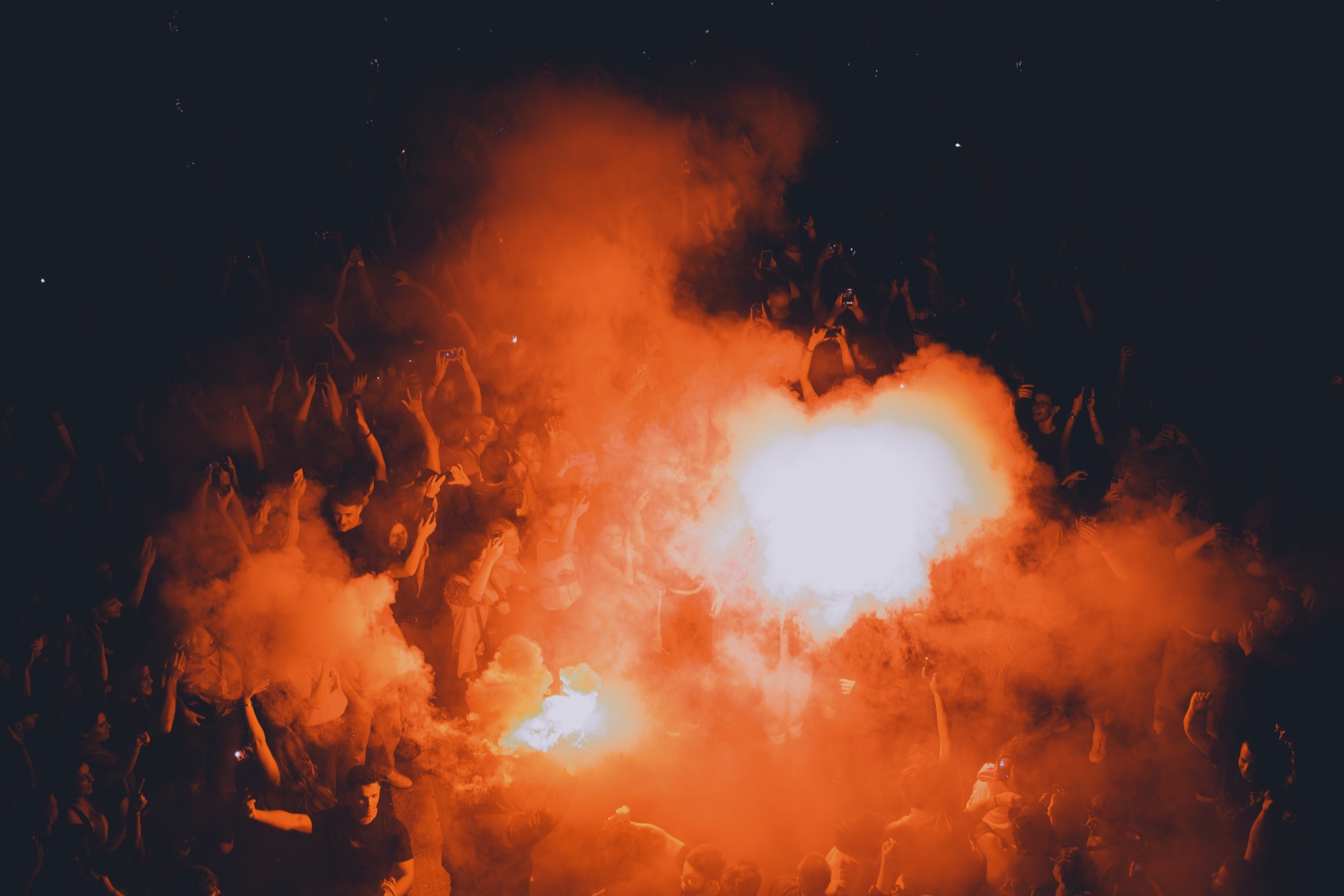 T-Fest Live – Moshpit und dichter roter Pyro-Rauch im Publikum von Kürsat Gürbüz