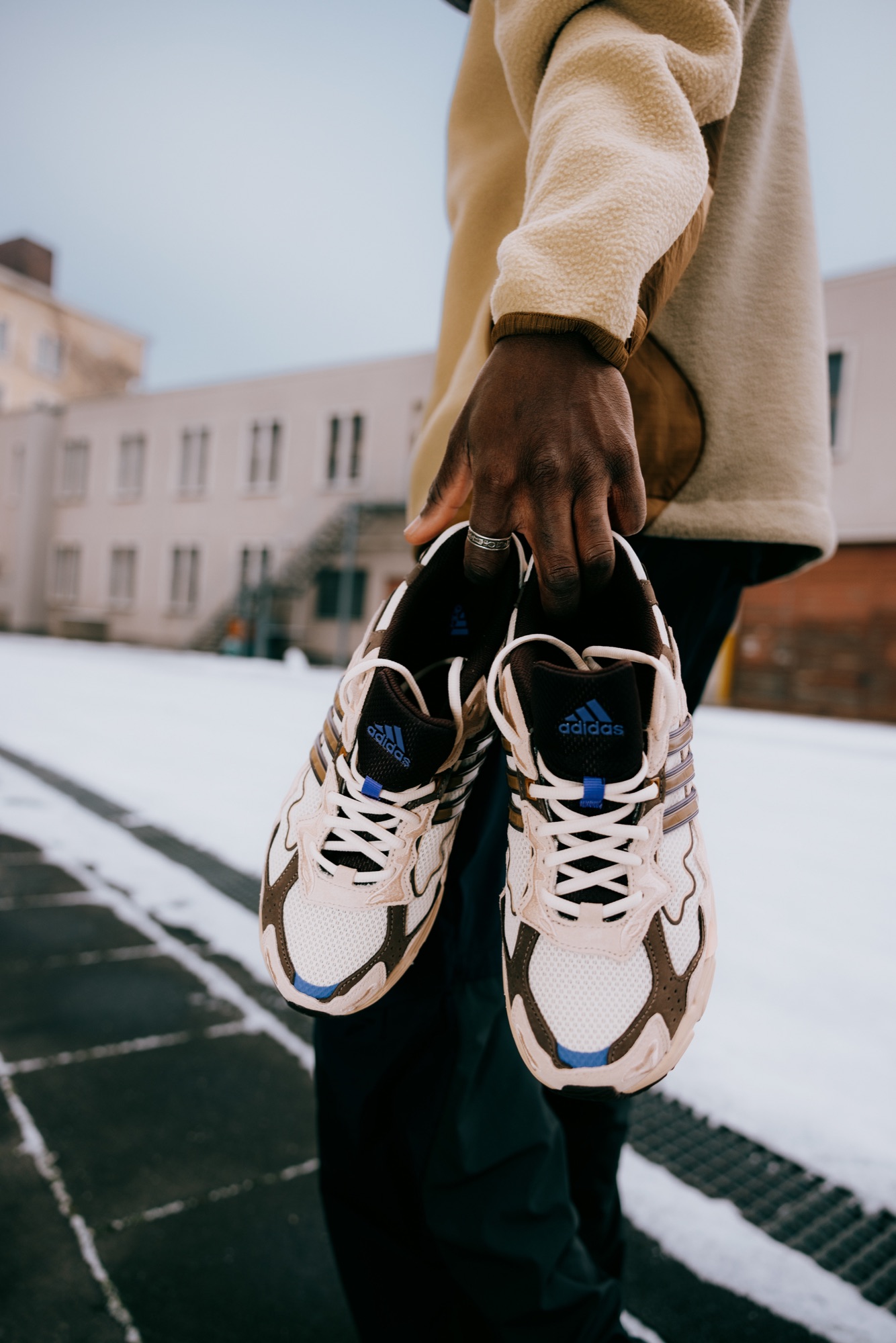 Tempelhof Study – Adidas Sneaker Footwear Stillleben im Schnee