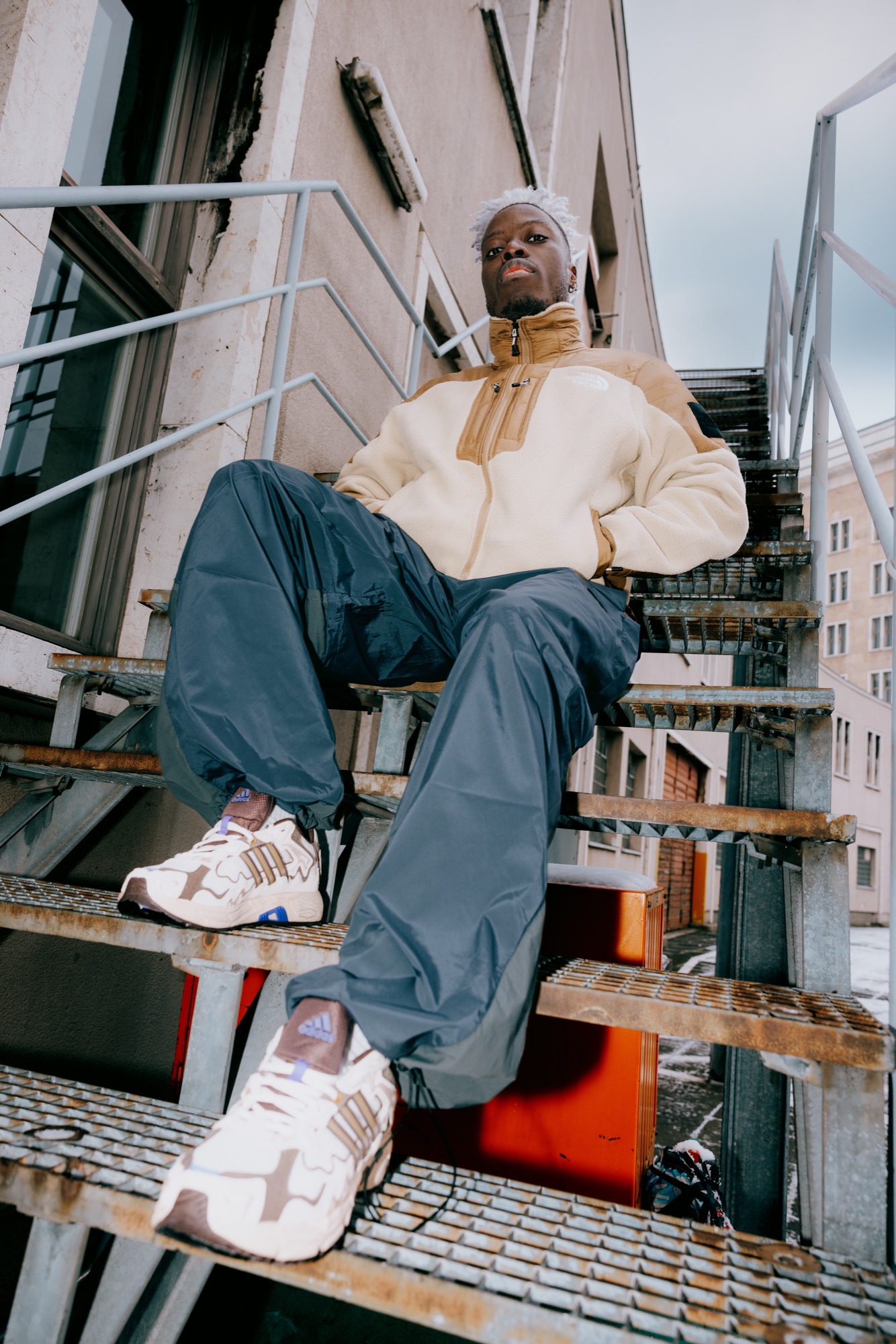 Tempelhof Study – Gitterrost-Feuertreppe und Techwear Sneaker