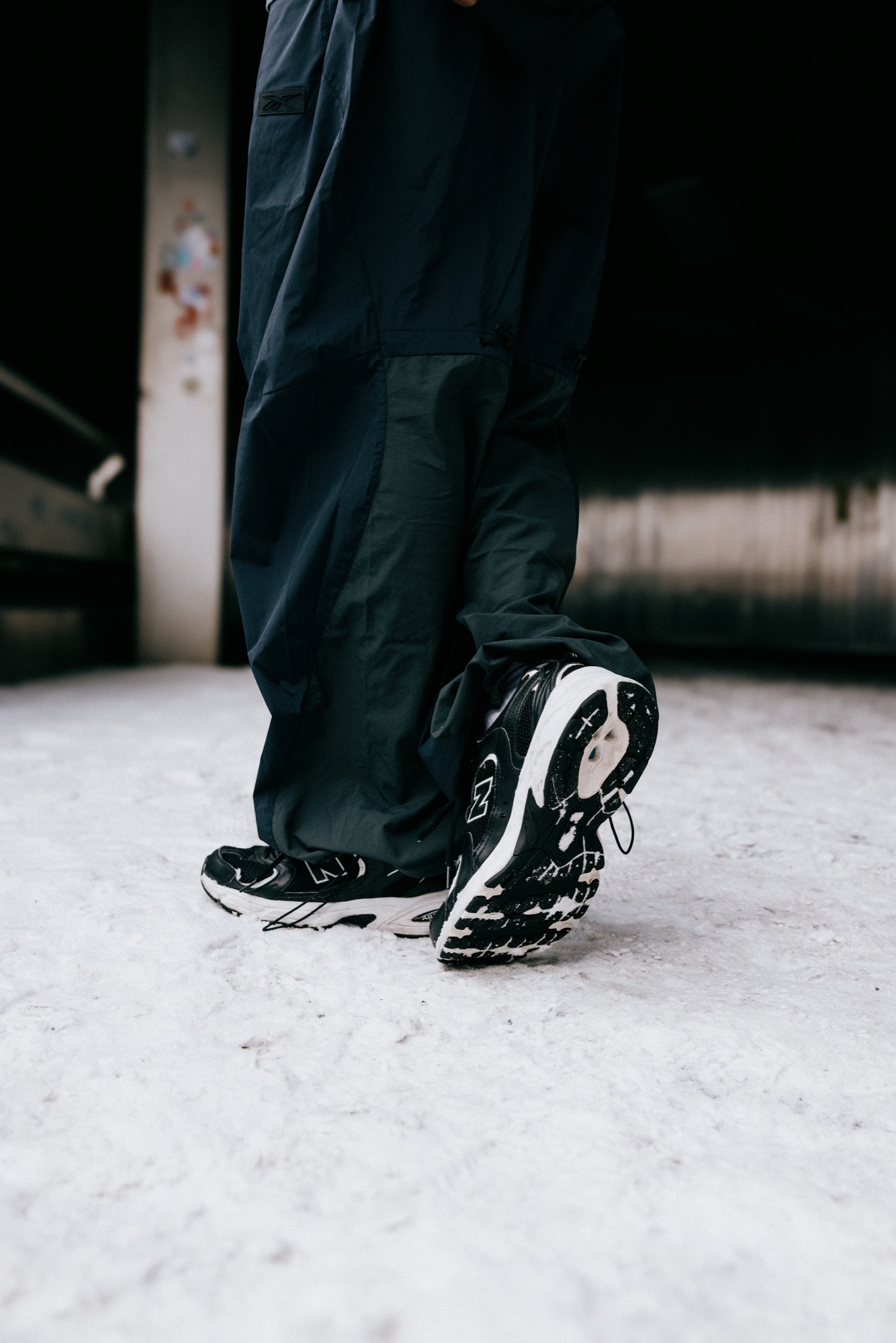 Tempelhof Study – Hose und Sneaker Detail am Schneeboden
