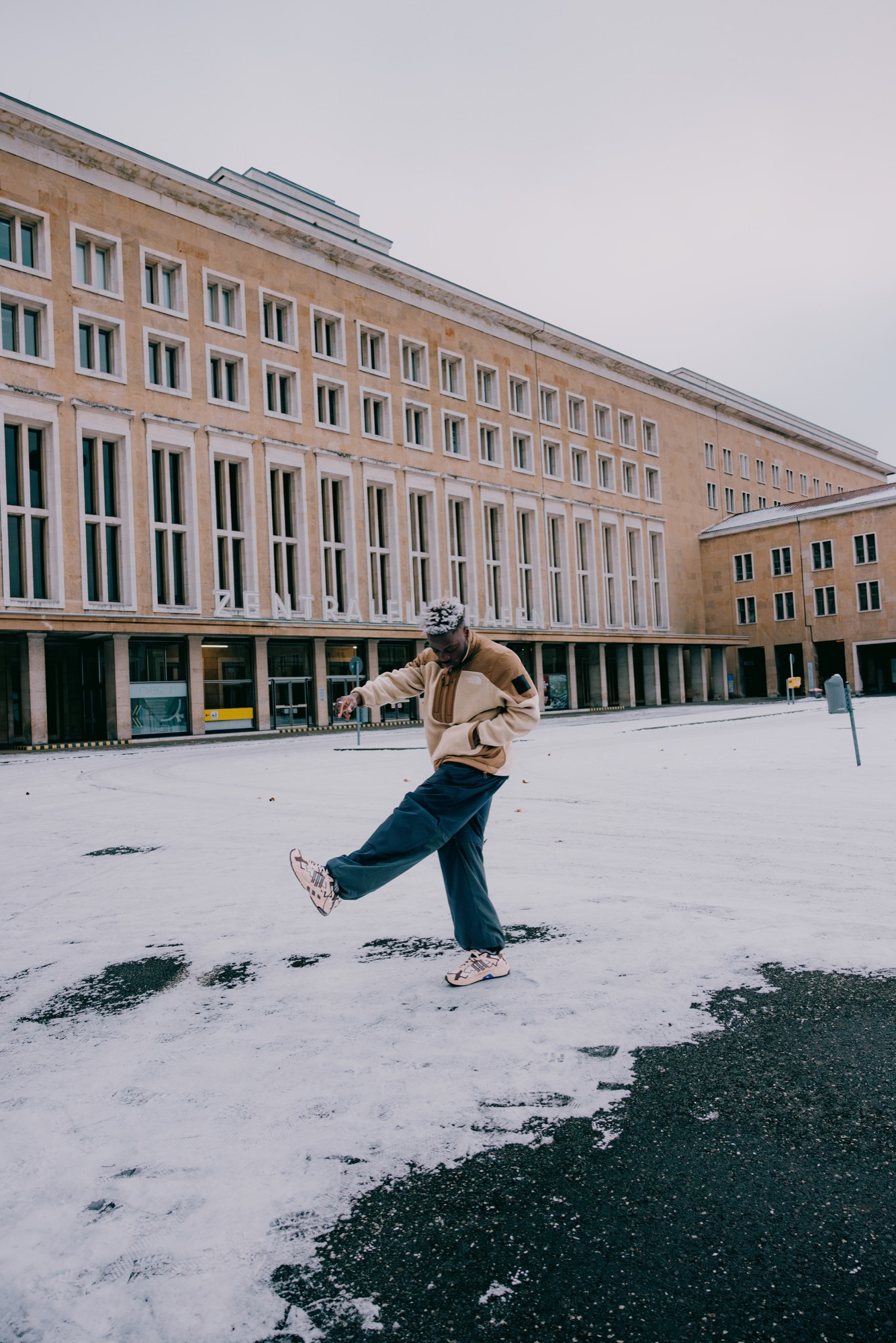 Tempelhof Study – Dynamischer Schnee-Kick und Bewegung vor historischem Gebäude