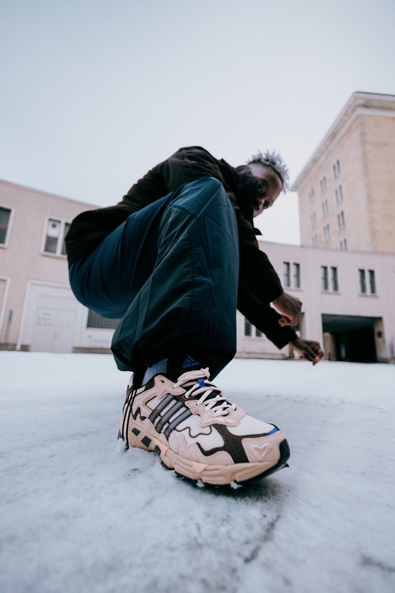 Tempelhof Study – Sneaker Makroperspektive im gefrorenen Schnee