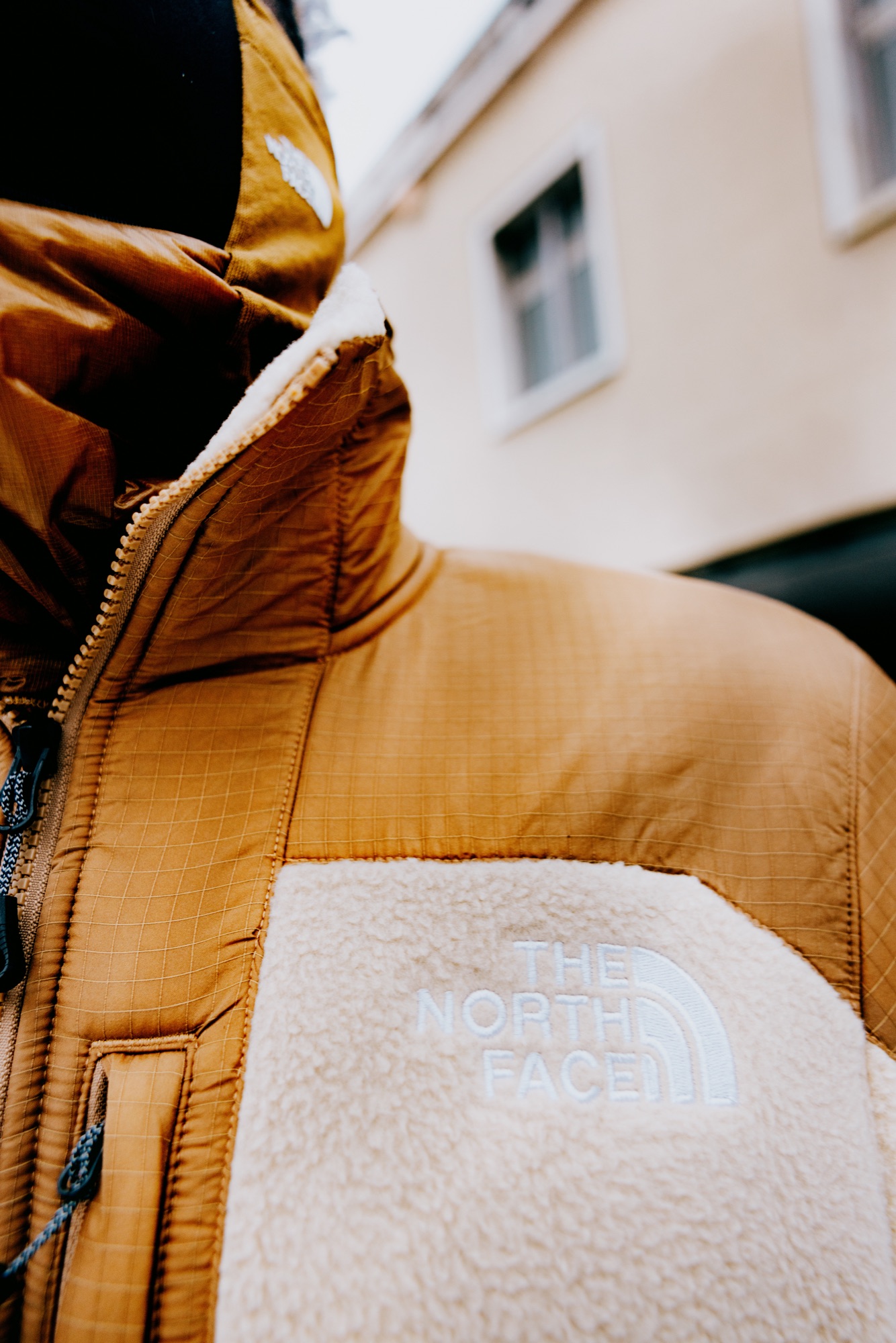 Tempelhof Study – The North Face Logo Stickerei Detailaufnahme