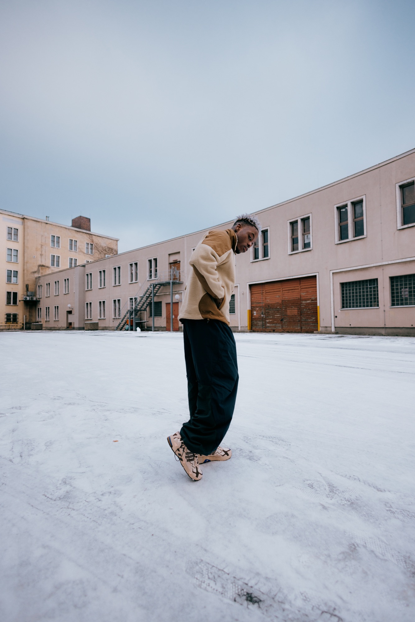 Tempelhof Study – Urban Outdoor Look im verschneiten Innenhof