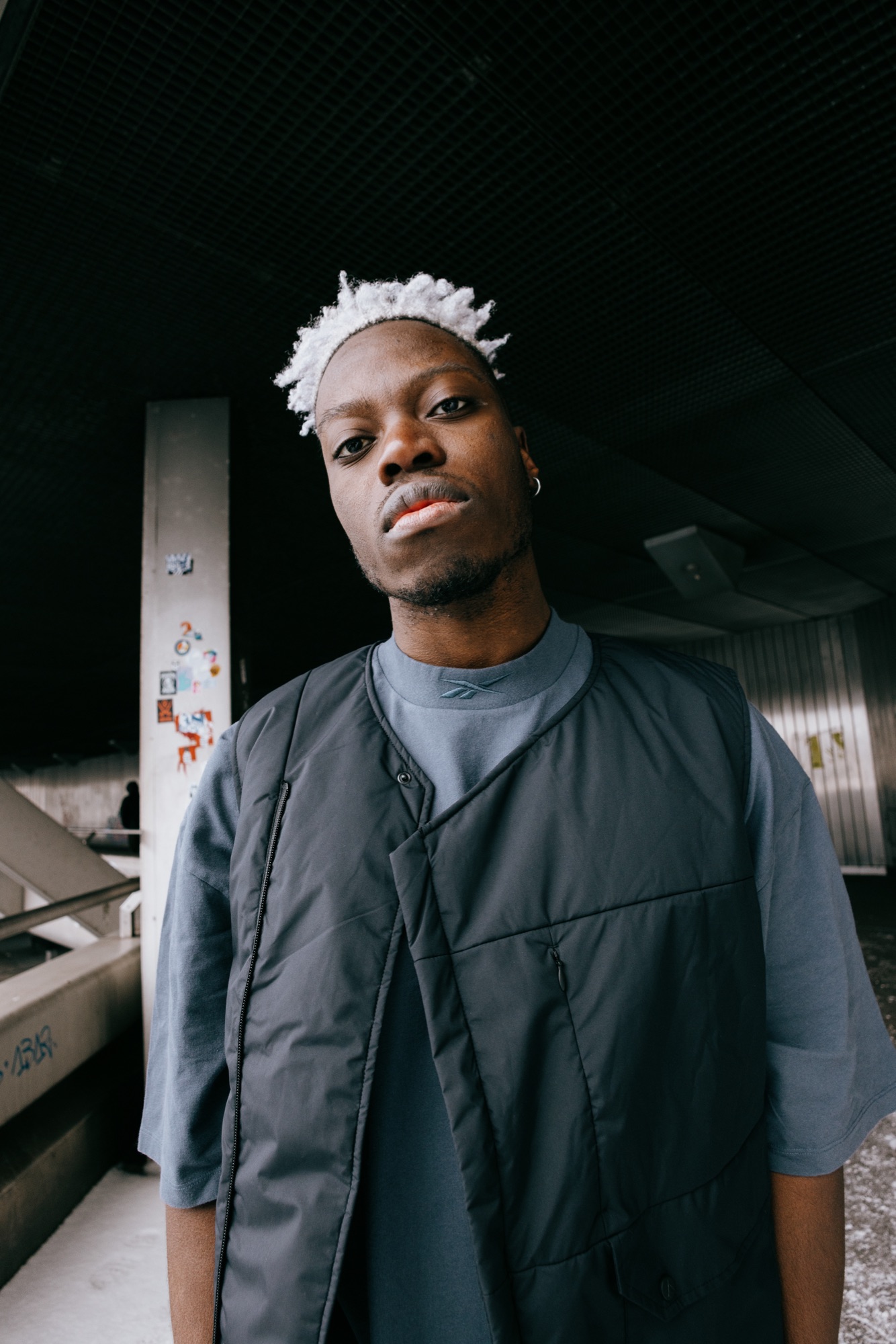 Tempelhof Study – Techwear Weste Front-Porträt vor Industriekulisse