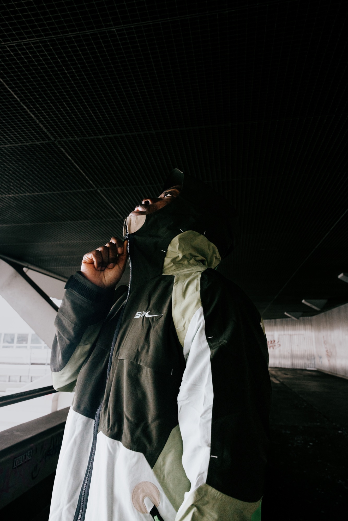 Tempelhof Study – Zipper Detail am Windbreaker vor Metallraster