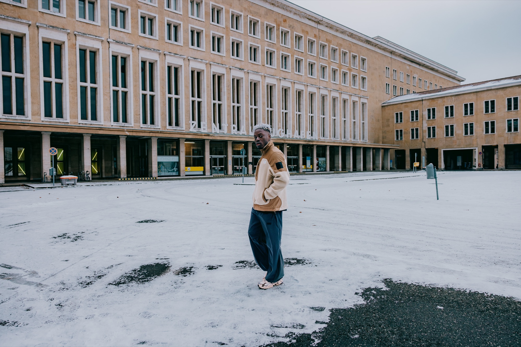 Tempelhof Study – Weite Perspektive und monumentale Flughafen-Architektur im Schnee