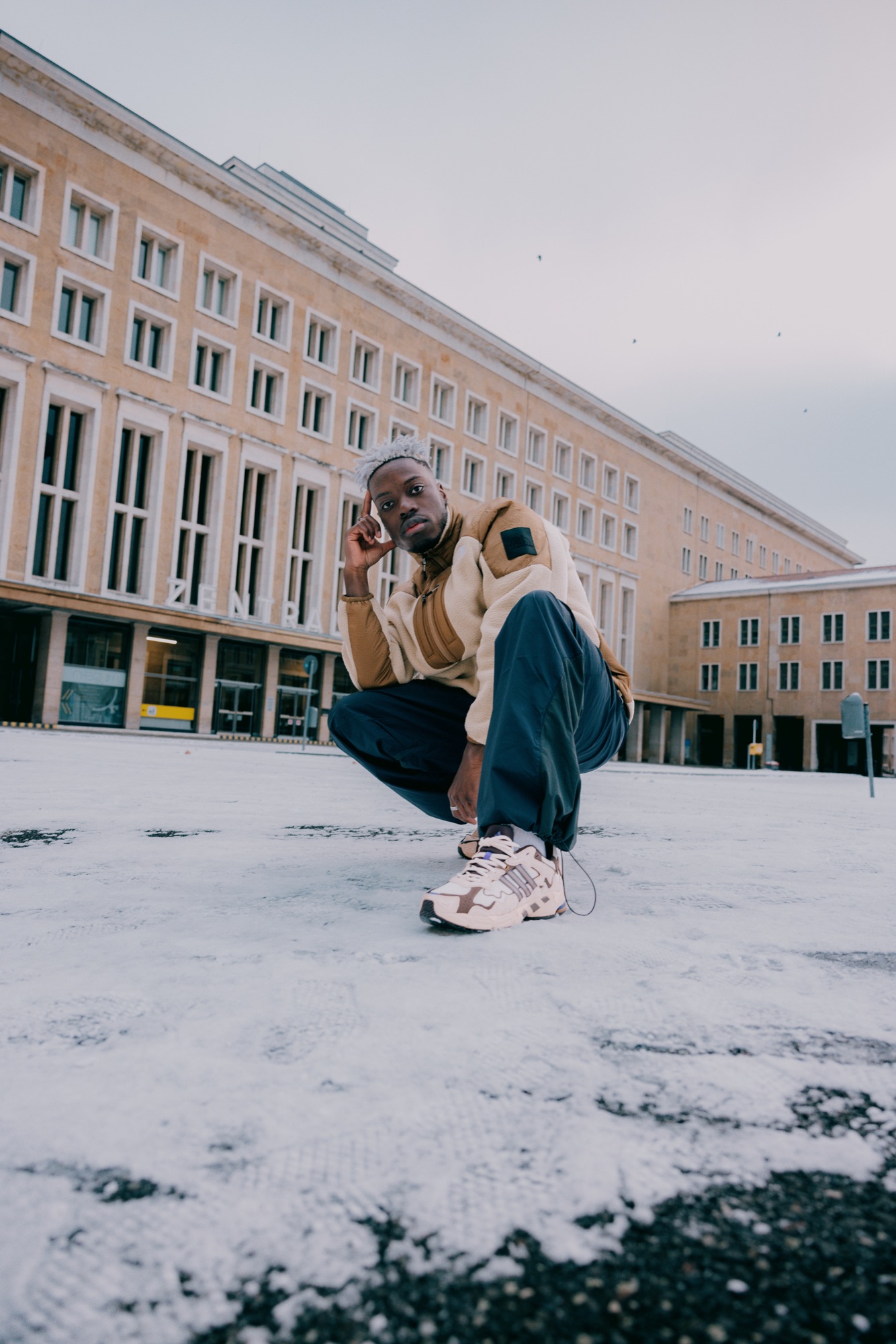 Tempelhof Study – Urban Winter und Gorpcore Editorial am Zentralflughafen Berlin von Kürsat Gürbüz