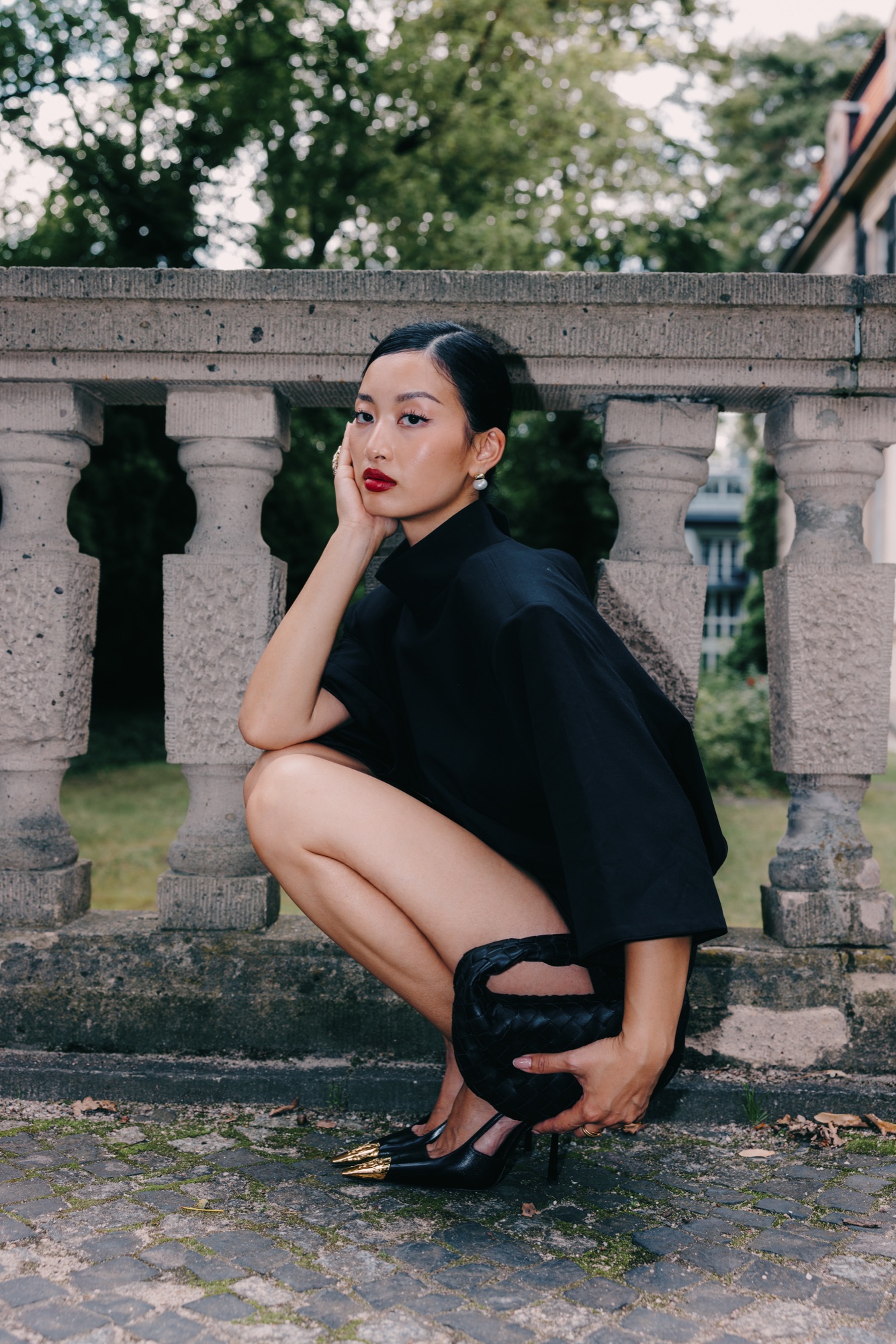 Thanya x PRADA – Fashion Detailaufnahme und atmosphärische Gartenpose